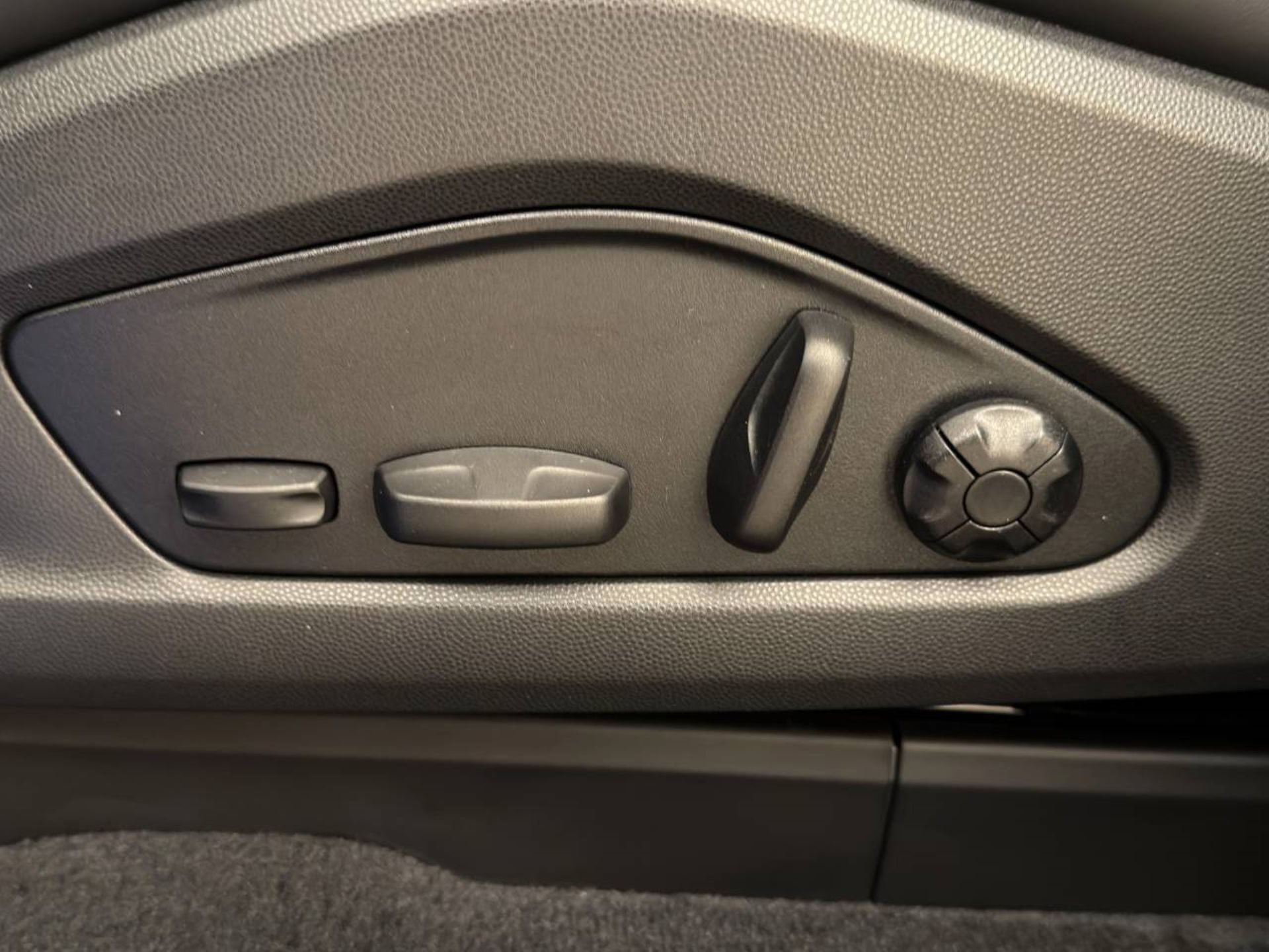 PORSCHE Macan 4-image-19