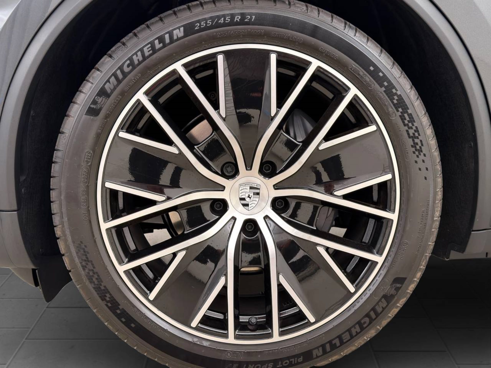PORSCHE Macan 4-image-10