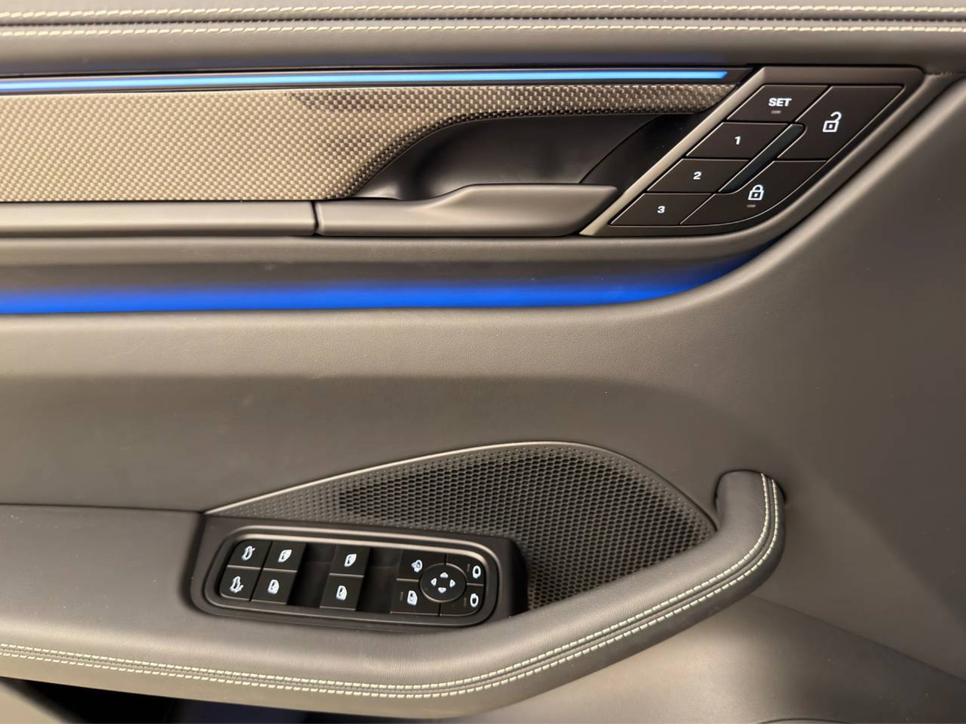 PORSCHE Macan 4-image-16