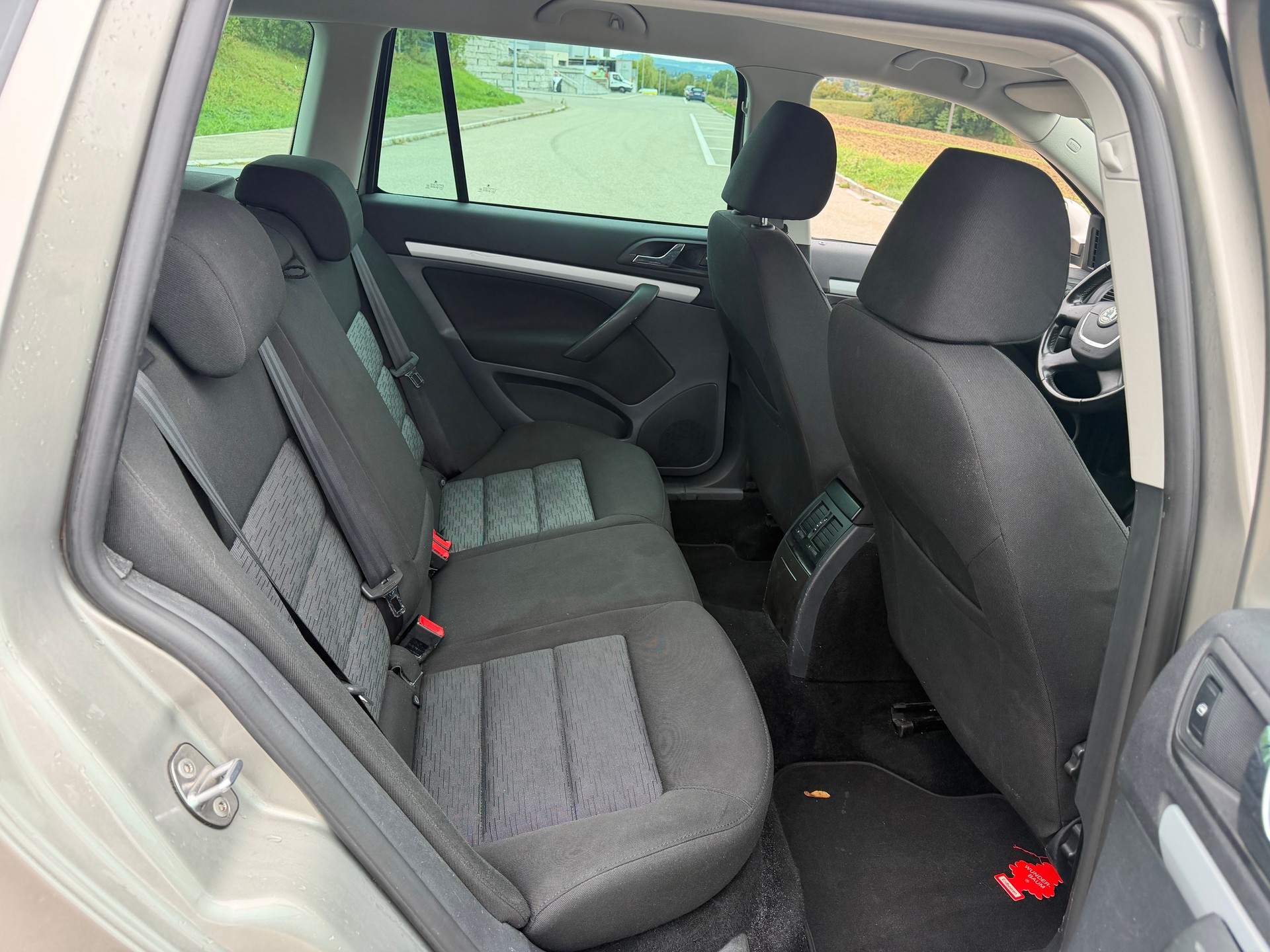 SKODA Octavia Combi 1.8 TSI 50Years 4x4-image-7