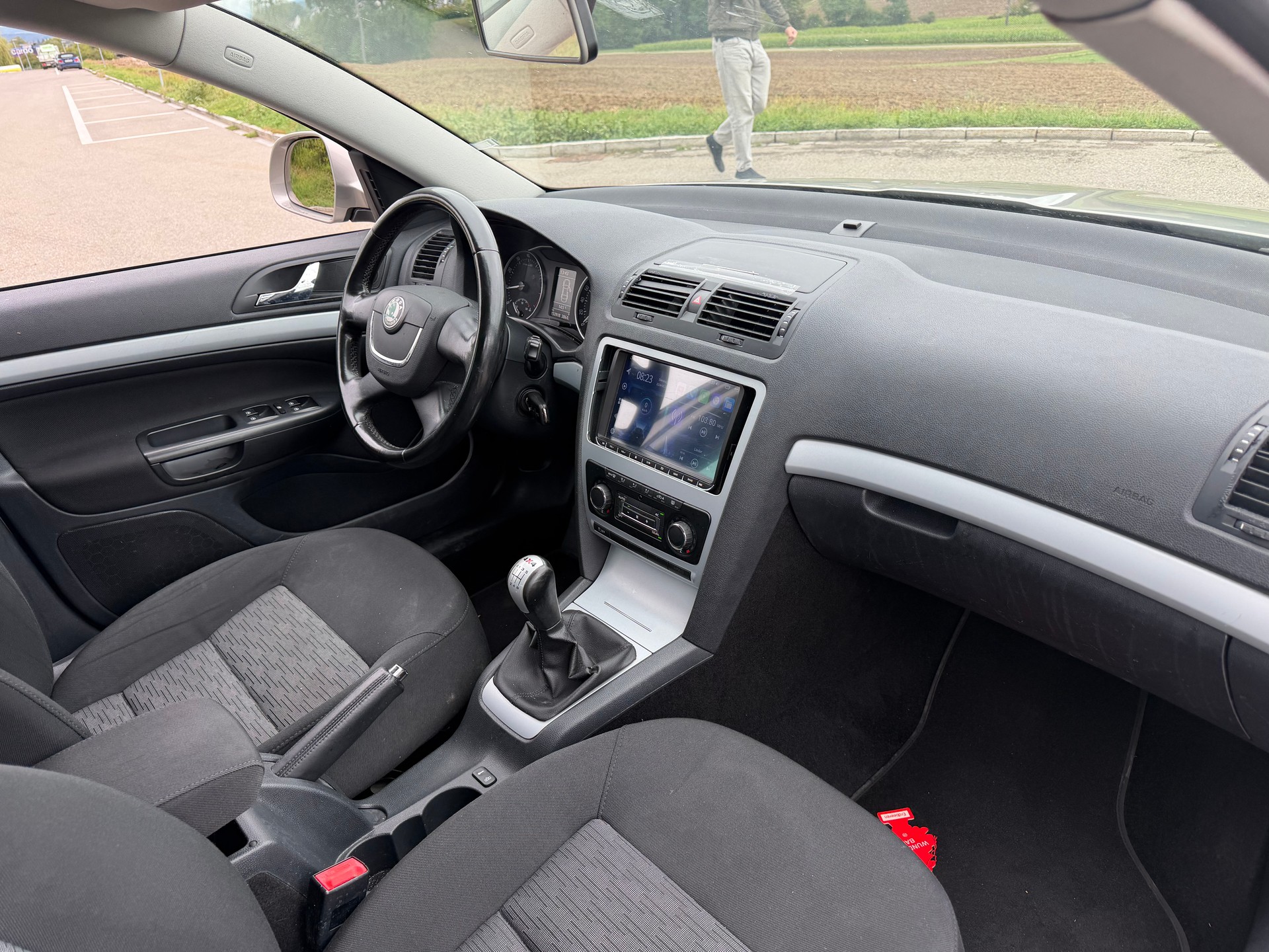 SKODA Octavia Combi 1.8 TSI 50Years 4x4-image-5