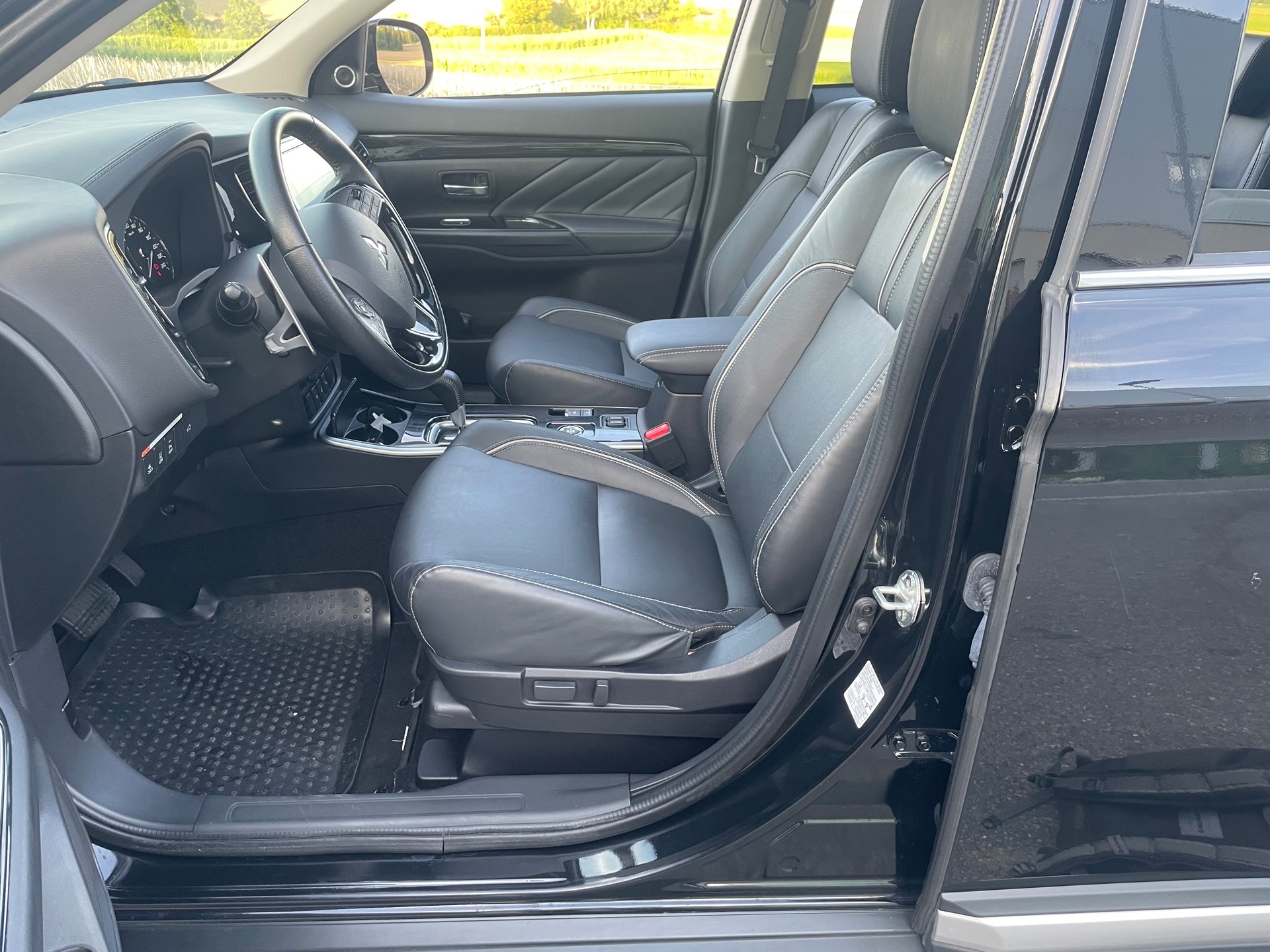MITSUBISHI Outlander 2.2 DID Diamond 4WD Automatic-image-8