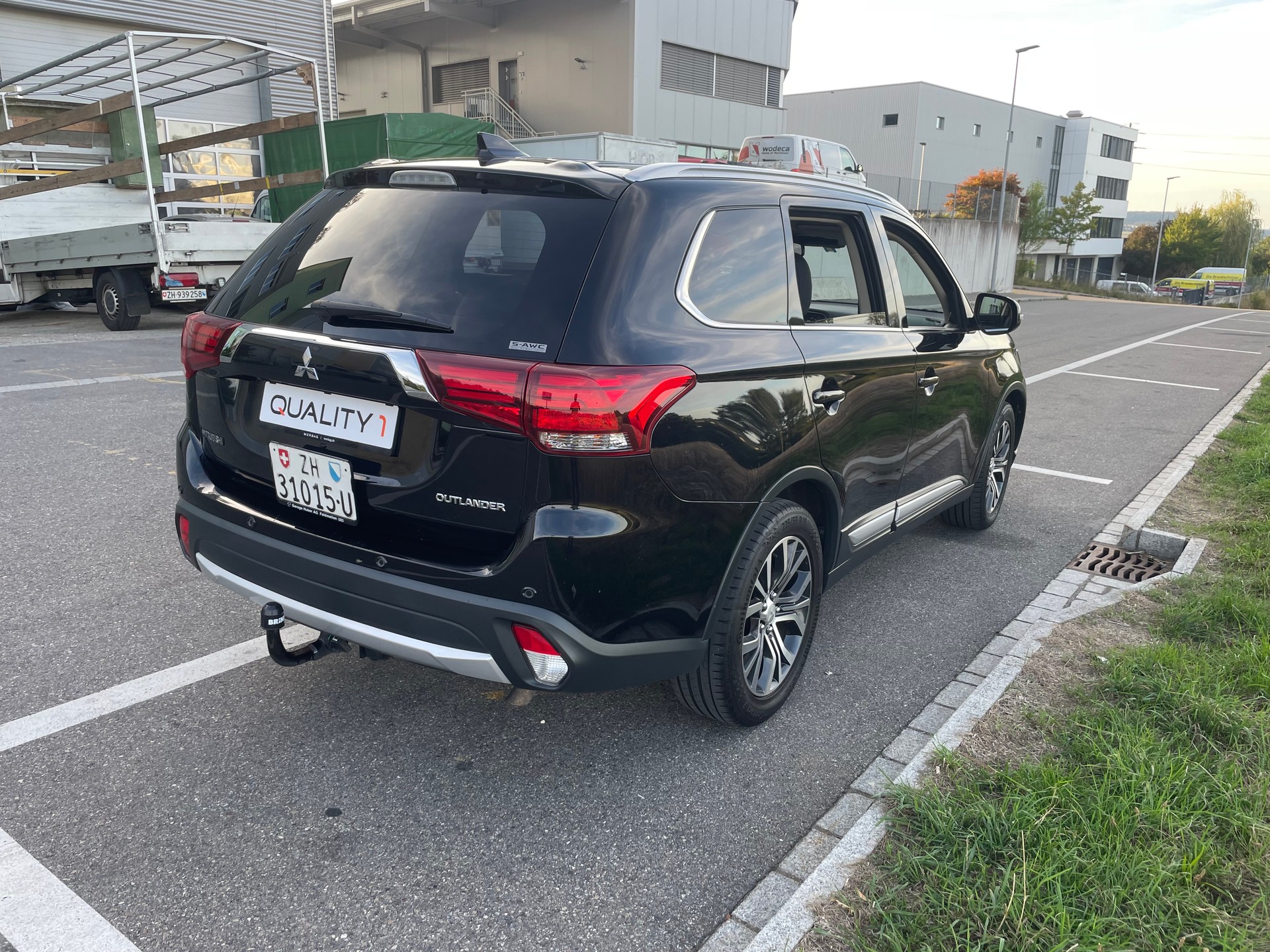 MITSUBISHI Outlander 2.2 DID Diamond 4WD Automatic-image-3