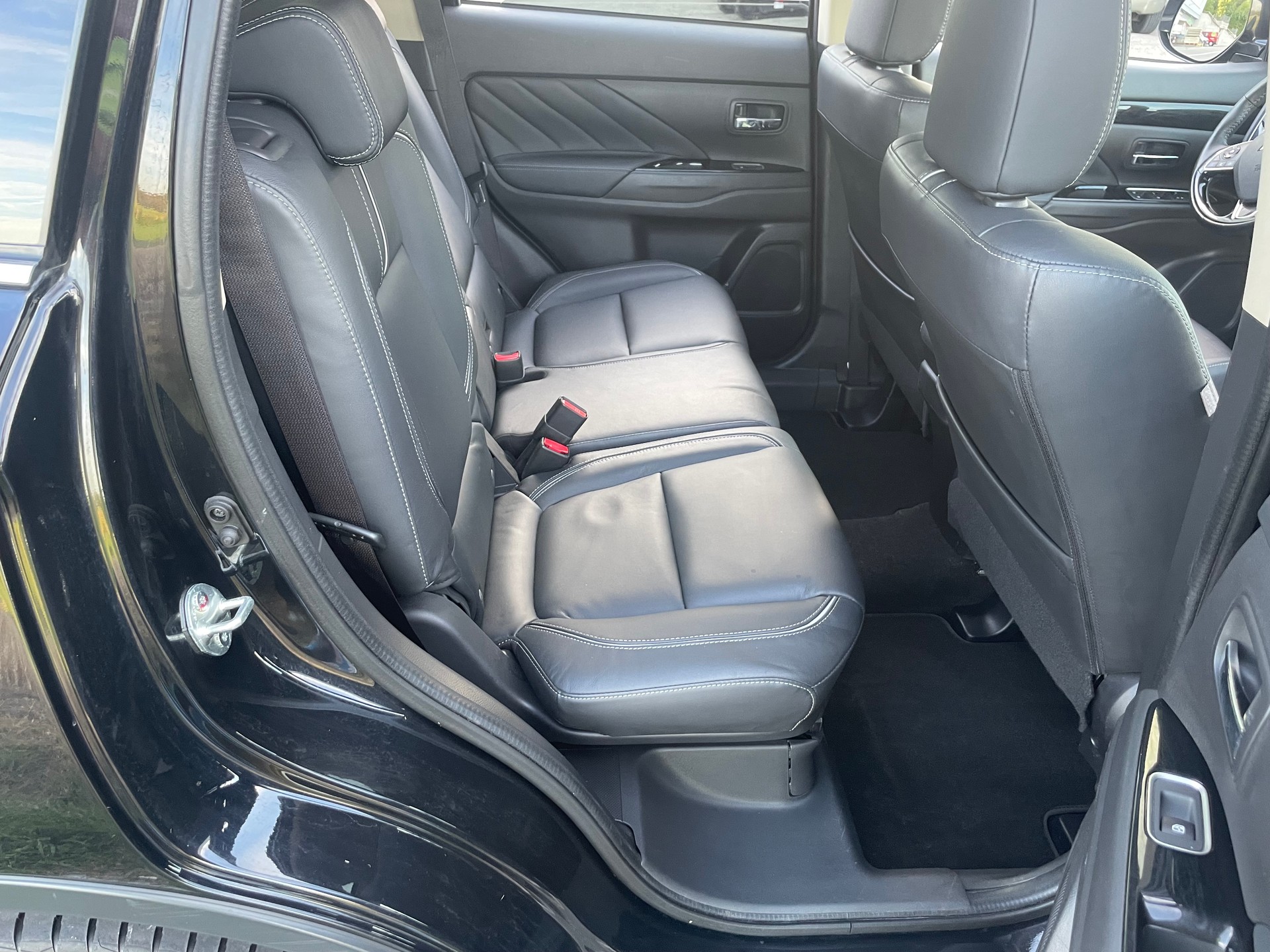 MITSUBISHI Outlander 2.2 DID Diamond 4WD Automatic-image-10