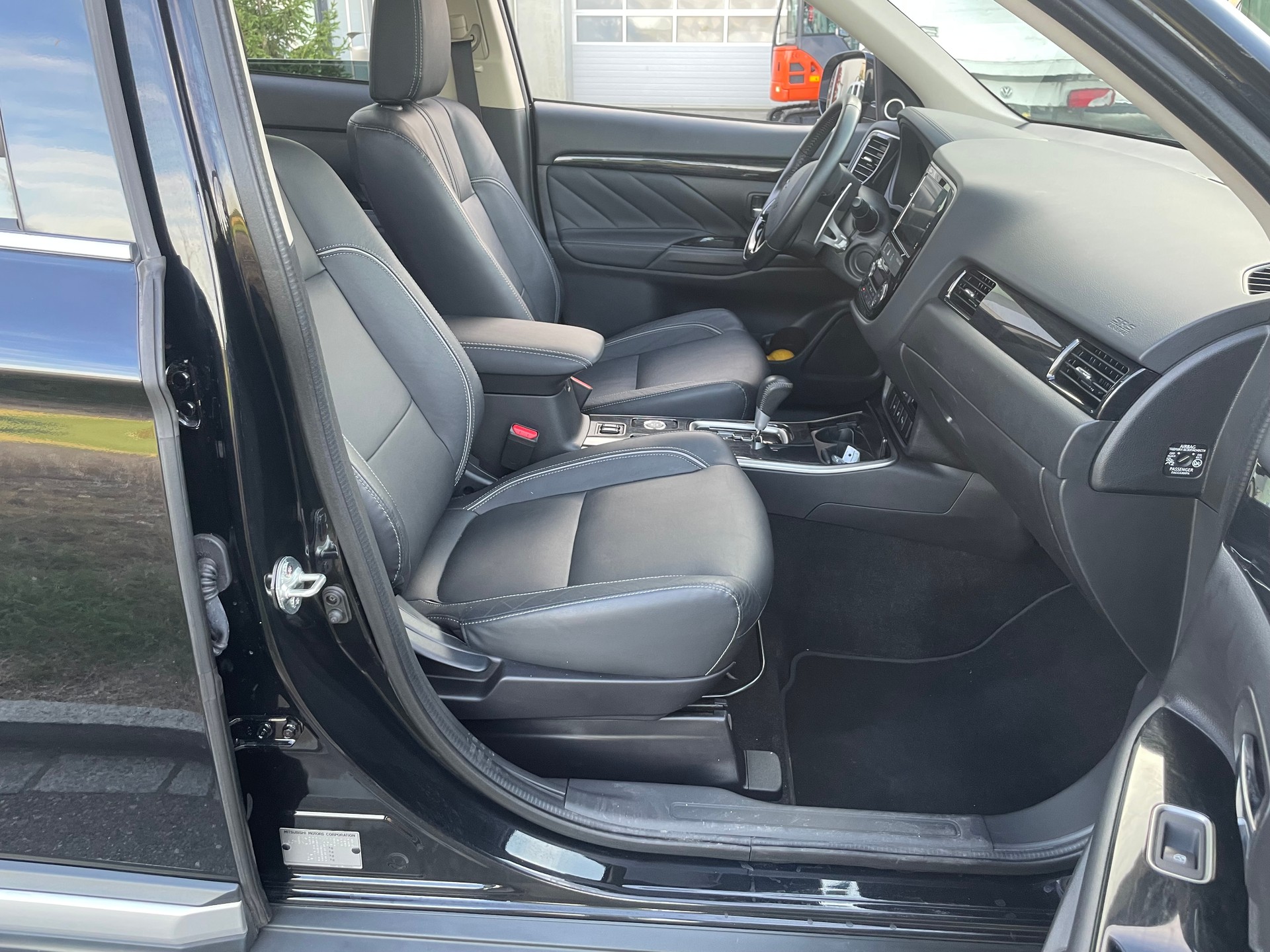 MITSUBISHI Outlander 2.2 DID Diamond 4WD Automatic-image-9