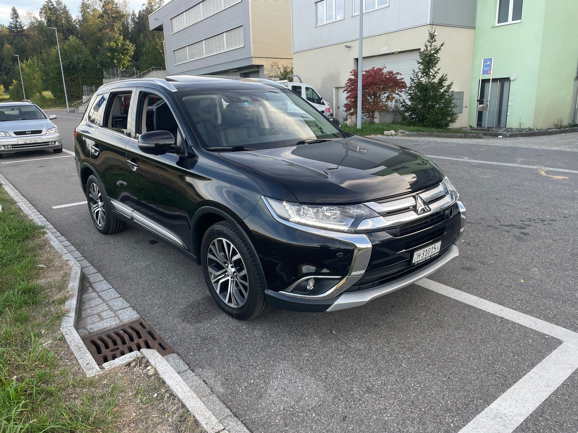 MITSUBISHI Outlander 2.2 DID Diamond 4WD Automatic-image-2