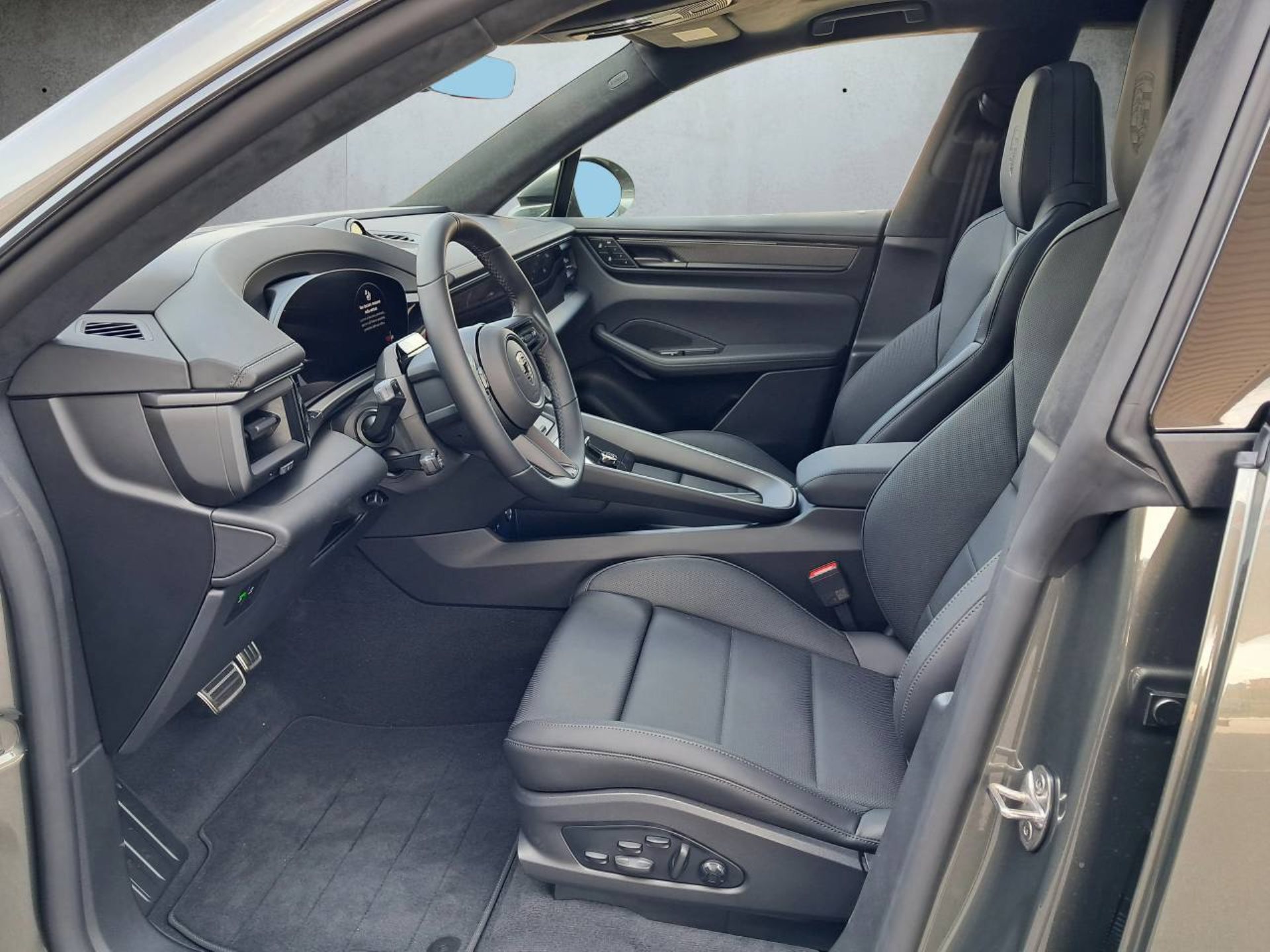 PORSCHE Macan Turbo-image-3