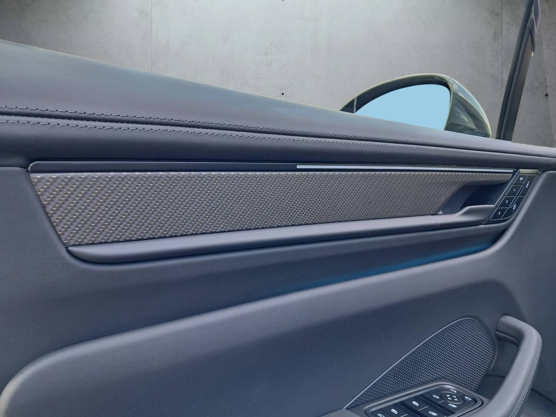 PORSCHE Macan Turbo-image-29