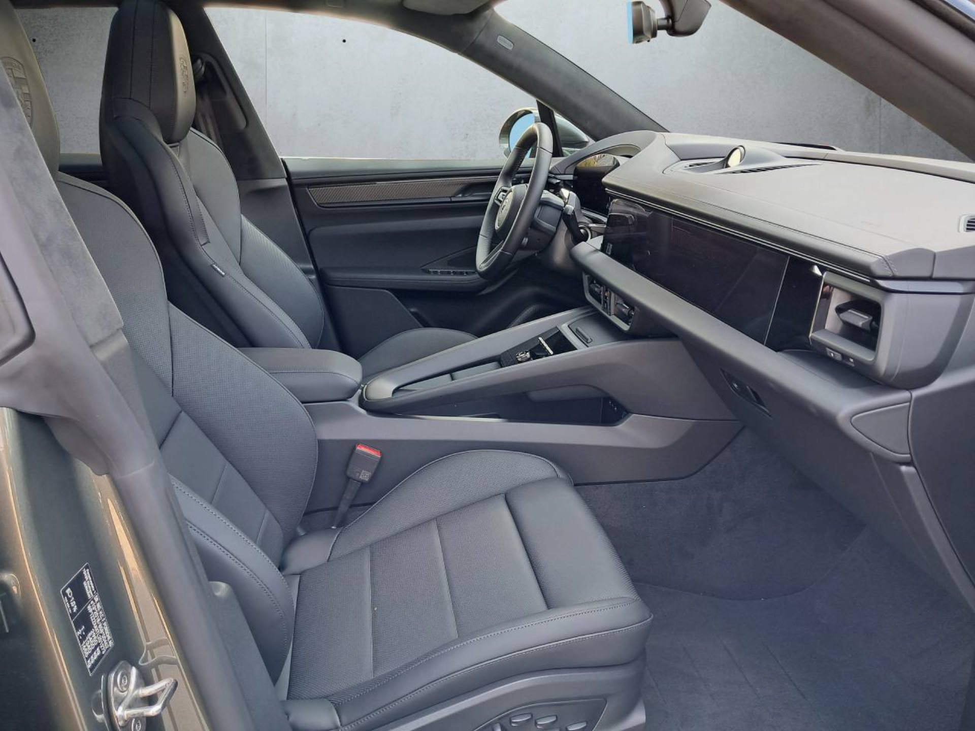 PORSCHE Macan Turbo-image-13