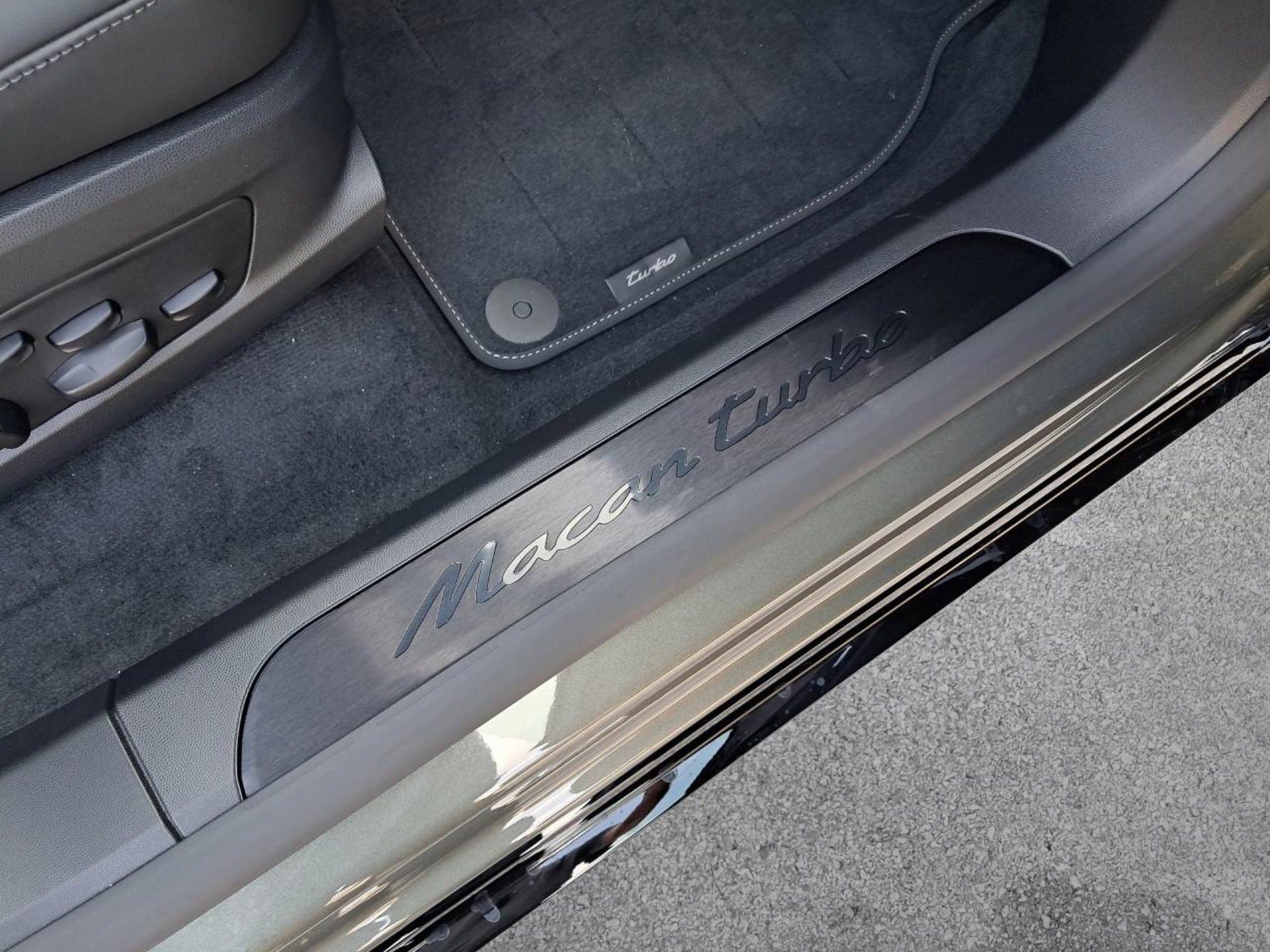 PORSCHE Macan Turbo-image-26