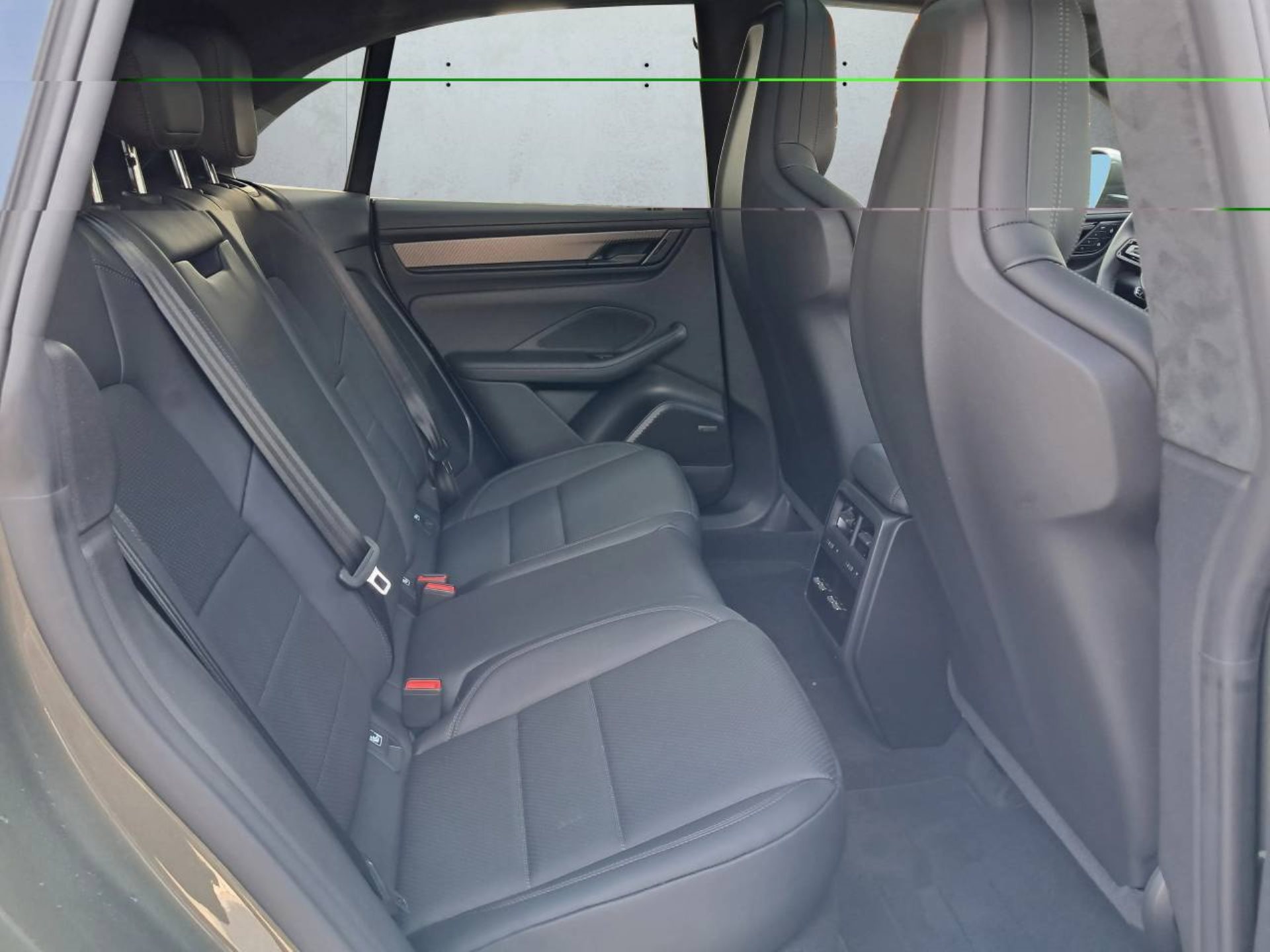 PORSCHE Macan Turbo-image-18
