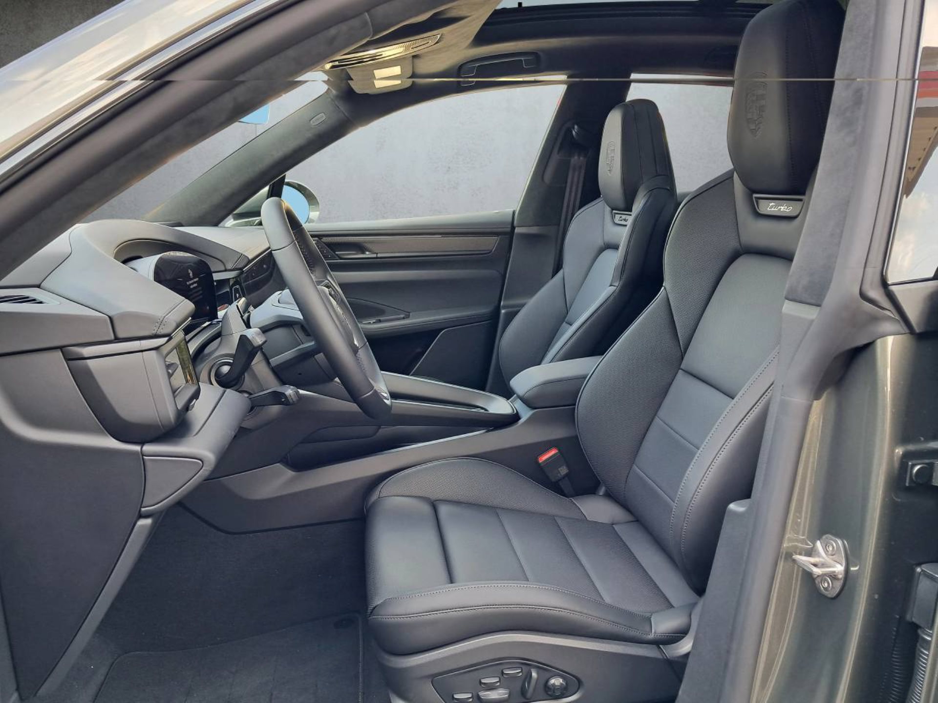 PORSCHE Macan Turbo-image-4