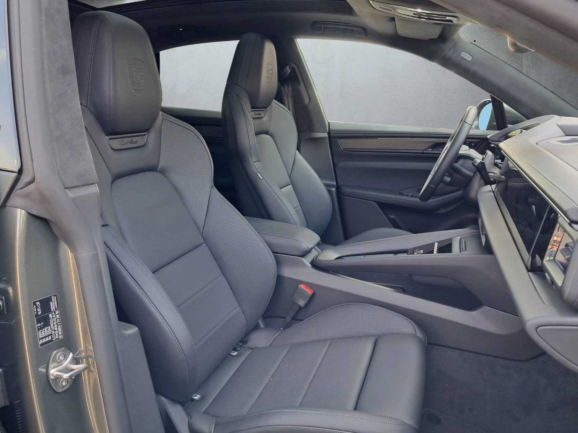 PORSCHE Macan Turbo-image-14