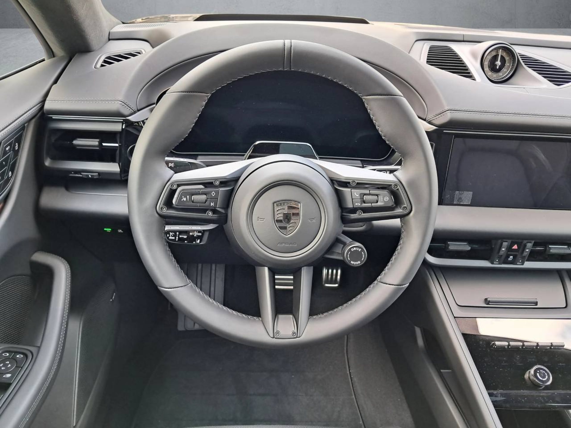 PORSCHE Macan Turbo-image-12