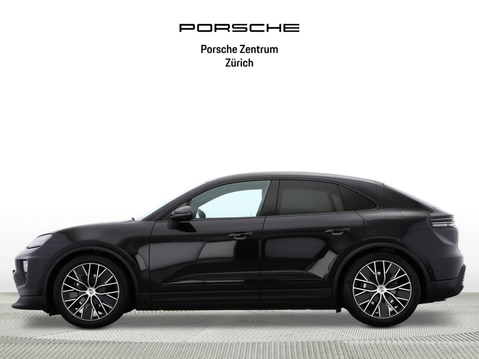 PORSCHE Macan 4-showroom-element-1