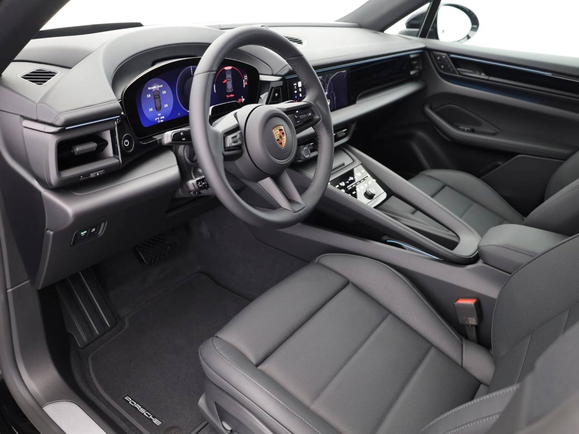PORSCHE Macan 4-showroom-element-3