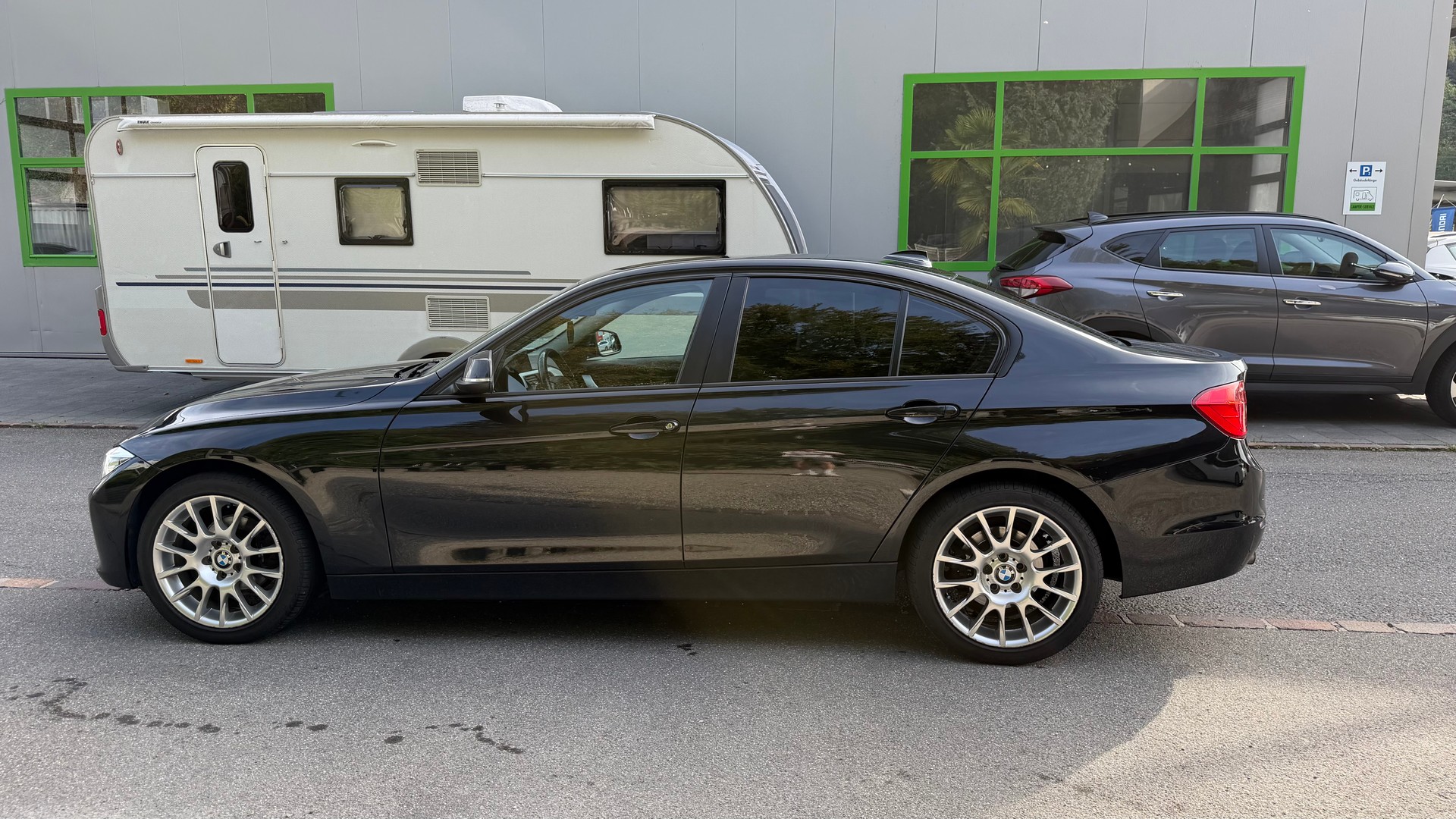 BMW 320i xDrive-image-2