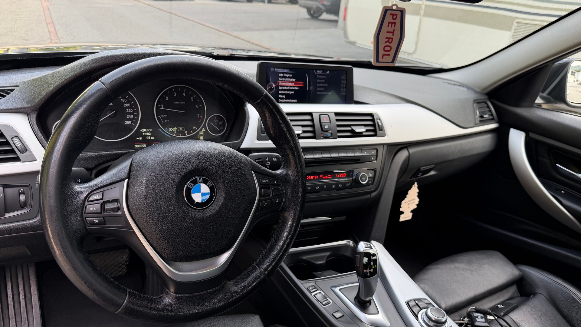 BMW 320i xDrive-image-4