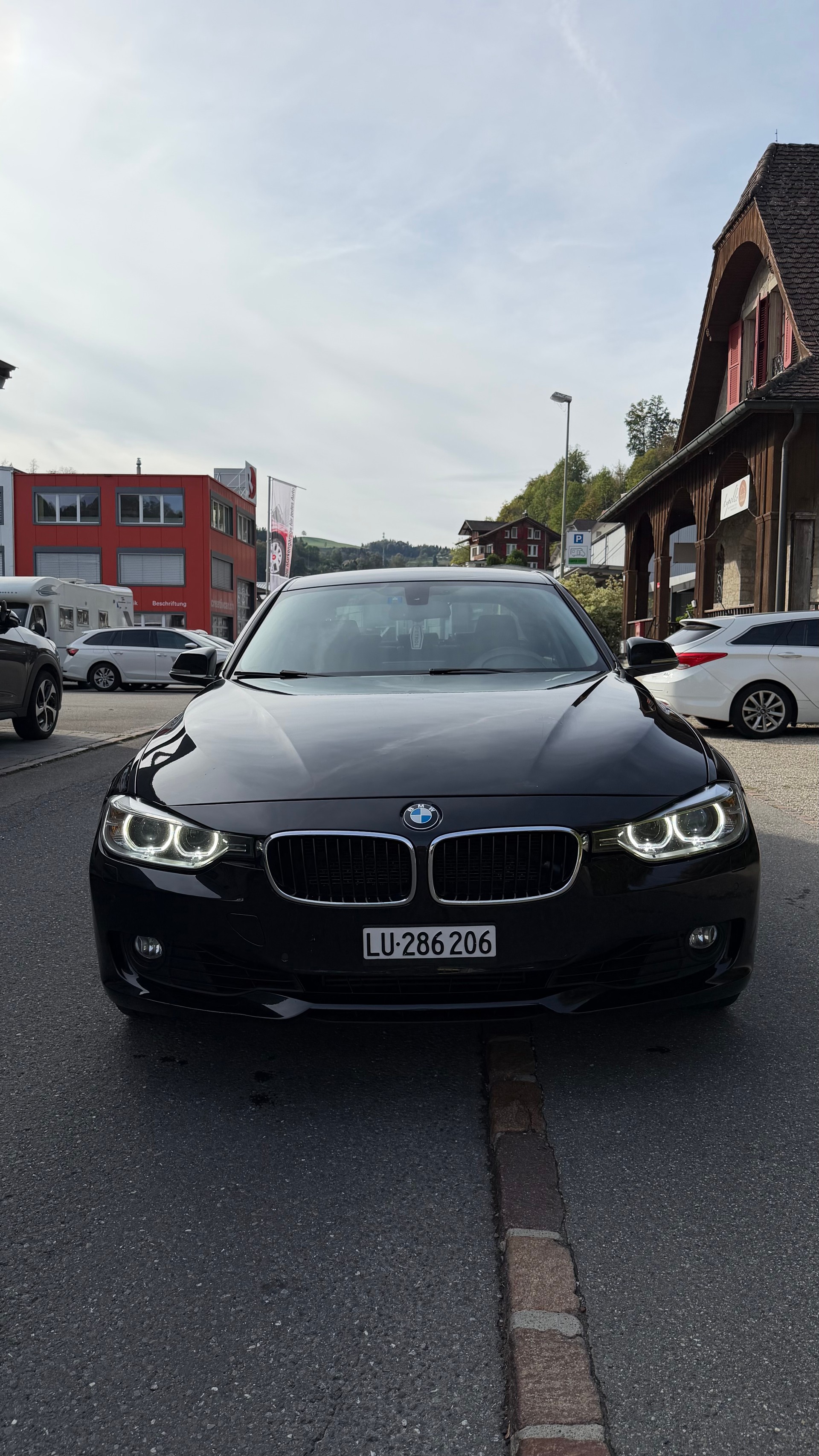 BMW 320i xDrive-image-0