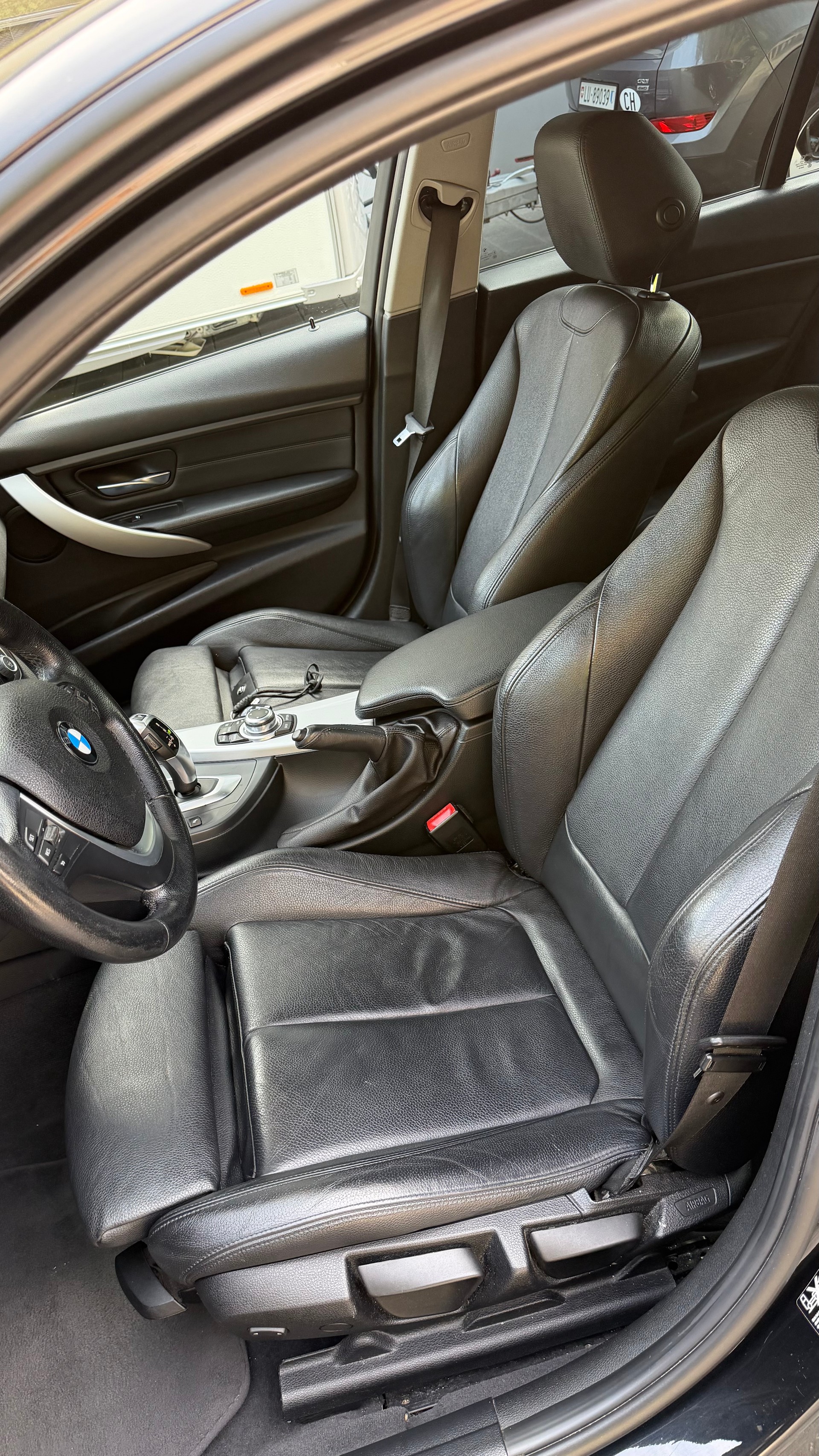 BMW 320i xDrive-image-3