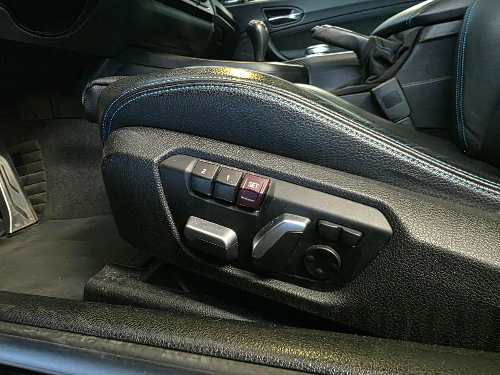 BMW BMW M2 3.0 Turbo DKG 7 rapports 370 ch Harman Kardon Toit ouvrant Accessoires Carbone-image-12