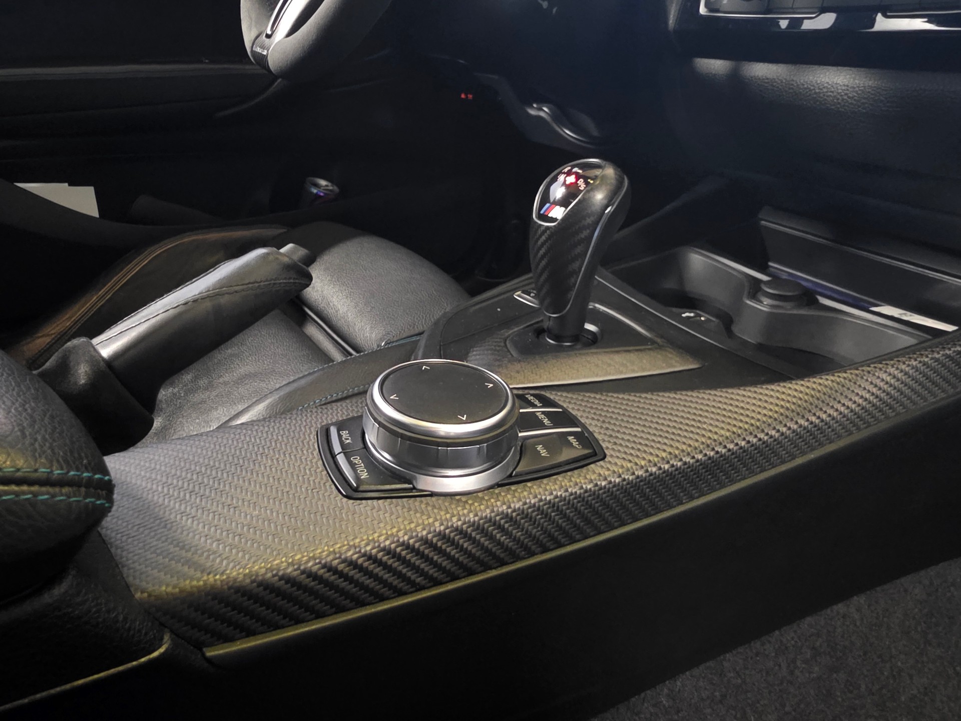 BMW BMW M2 3.0 Turbo DKG 7 rapports 370 ch Harman Kardon Toit ouvrant Accessoires Carbone-image-19