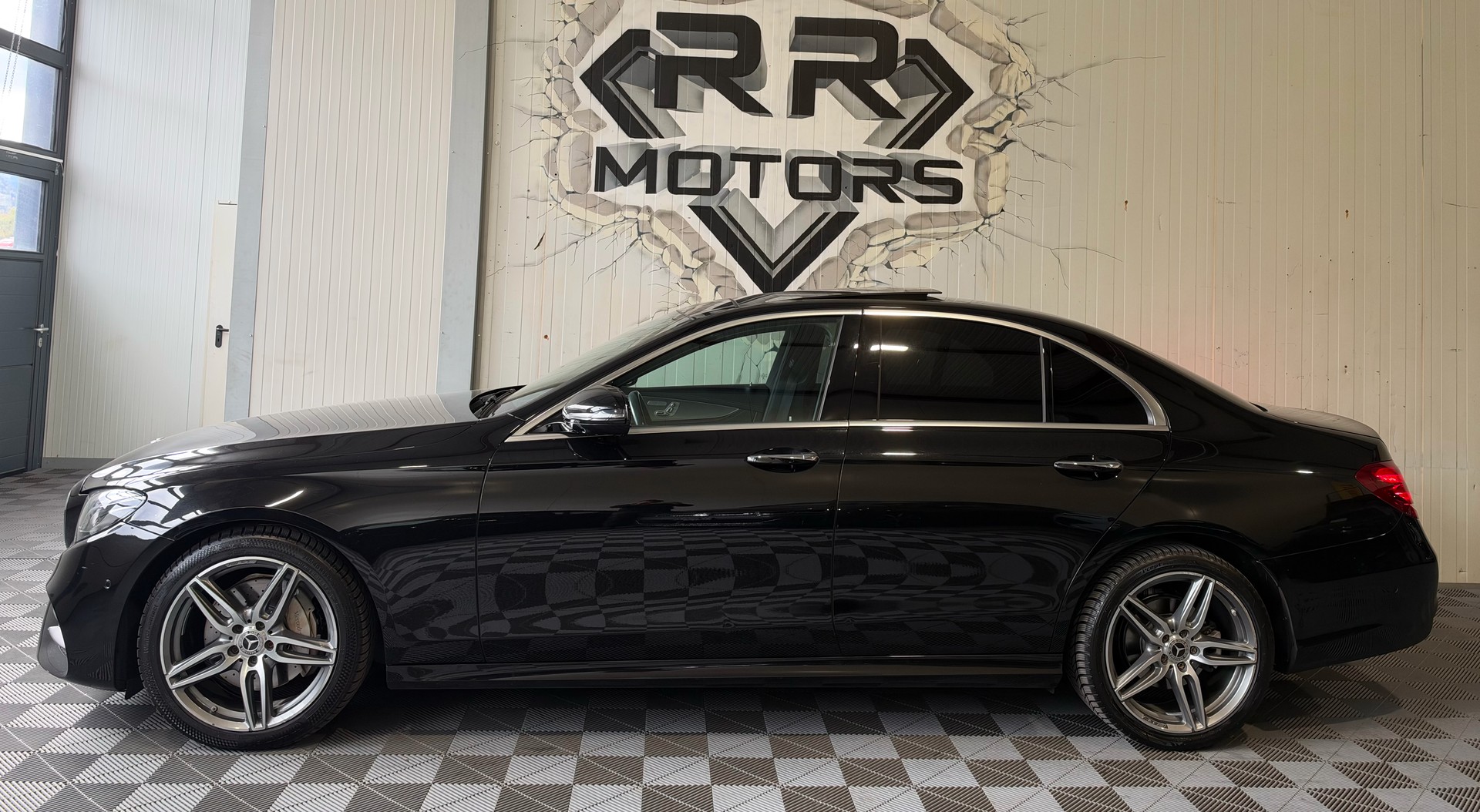 MERCEDES-BENZ E 220 d AMG Line 9G-Tronic-image-1