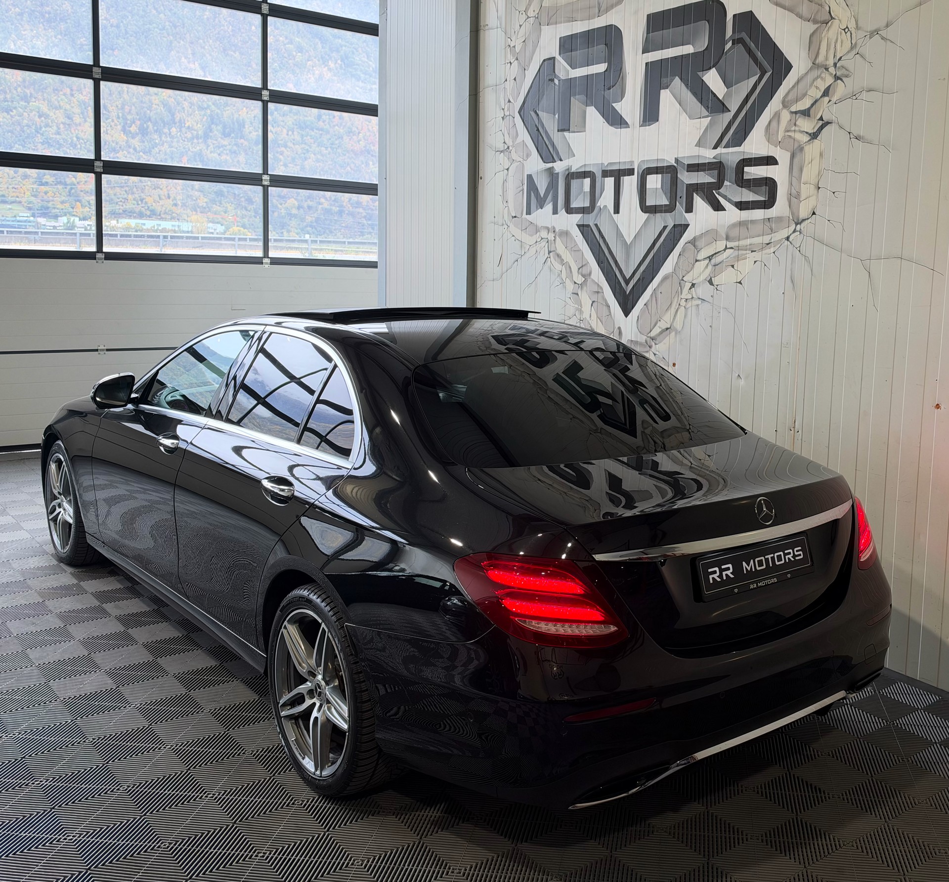 MERCEDES-BENZ E 220 d AMG Line 9G-Tronic-image-2