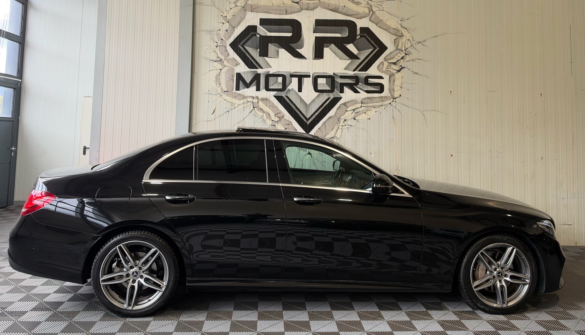 MERCEDES-BENZ E 220 d AMG Line 9G-Tronic-image-4