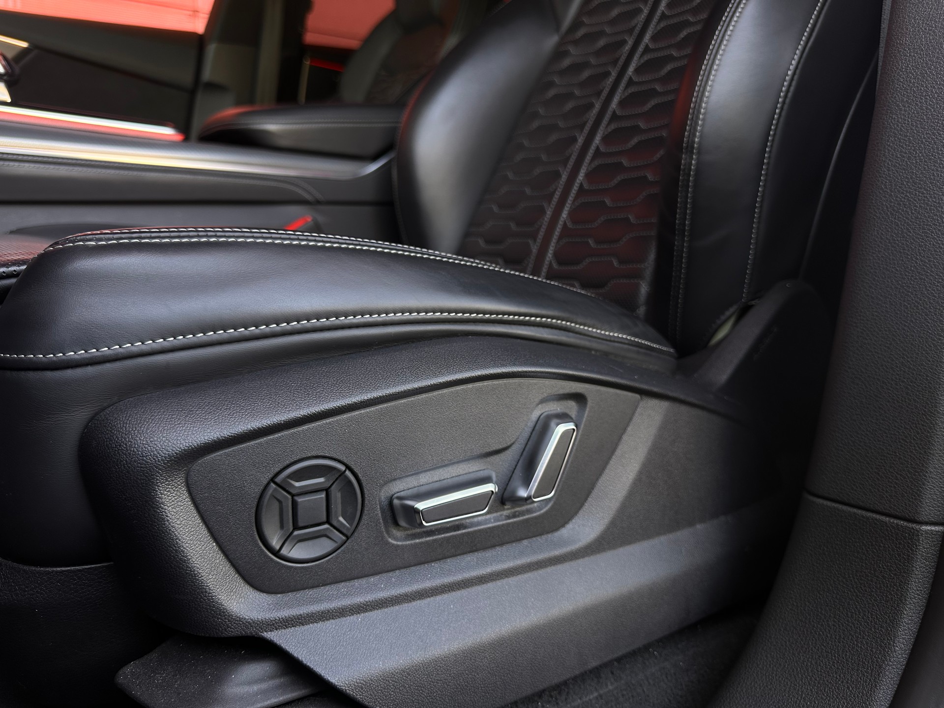 AUDI RSQ8 quattro tiptronic-image-12