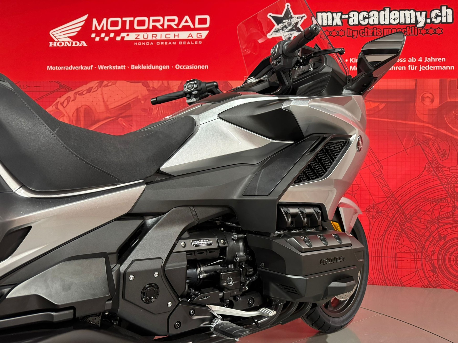 HONDA GL 1800 DA DCT Goldwing *Digital Silver Metallic*-image-9
