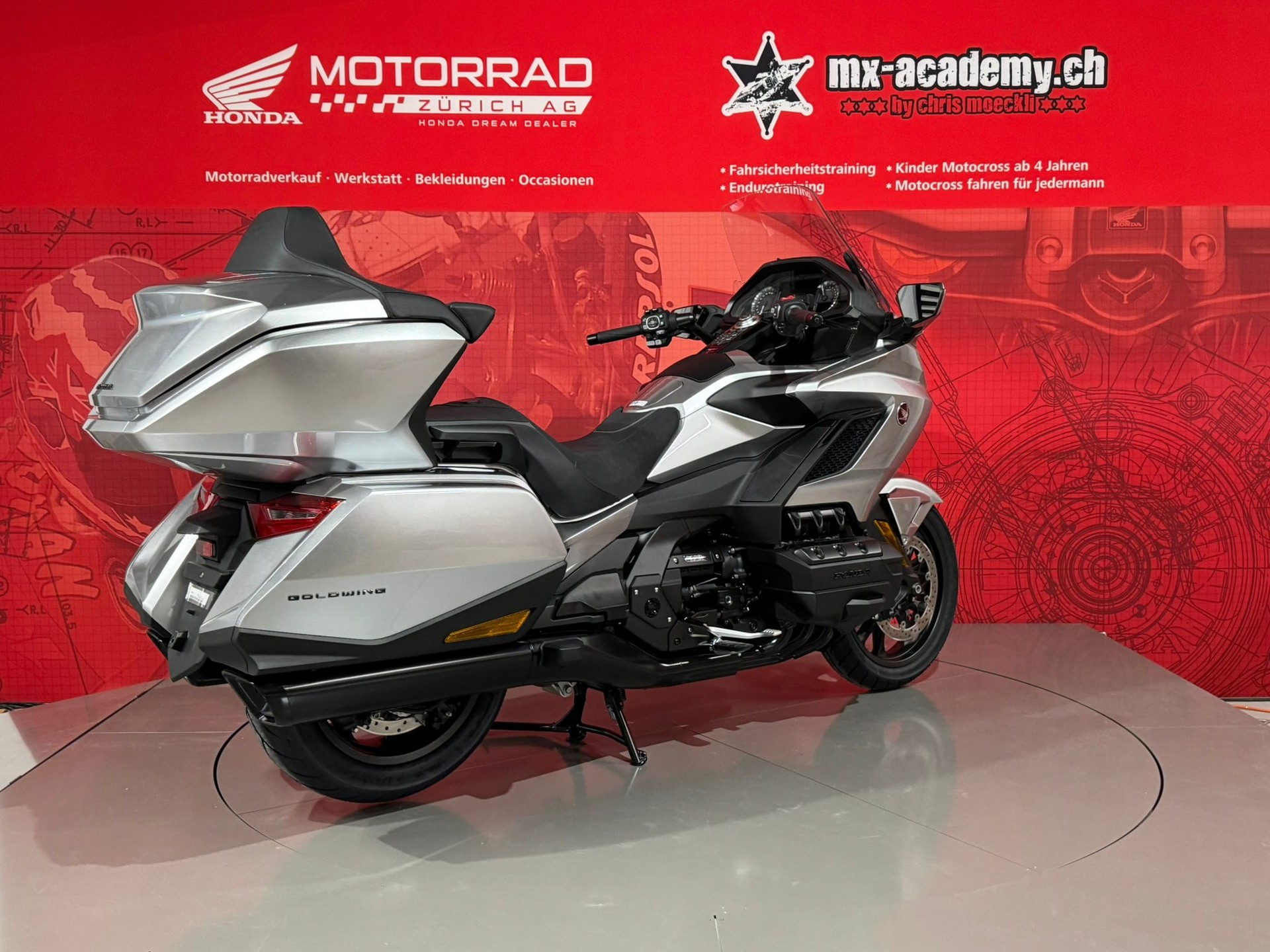 HONDA GL 1800 DA DCT Goldwing *Digital Silver Metallic*-showroom-element-3