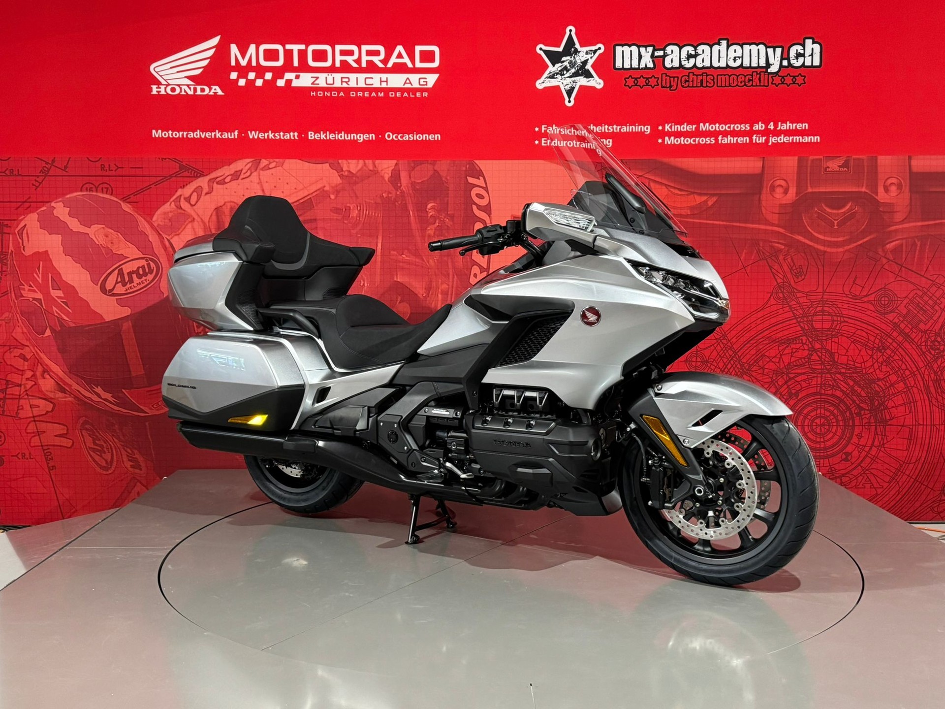 HONDA GL 1800 DA DCT Goldwing *Digital Silver Metallic*-showroom-element-2