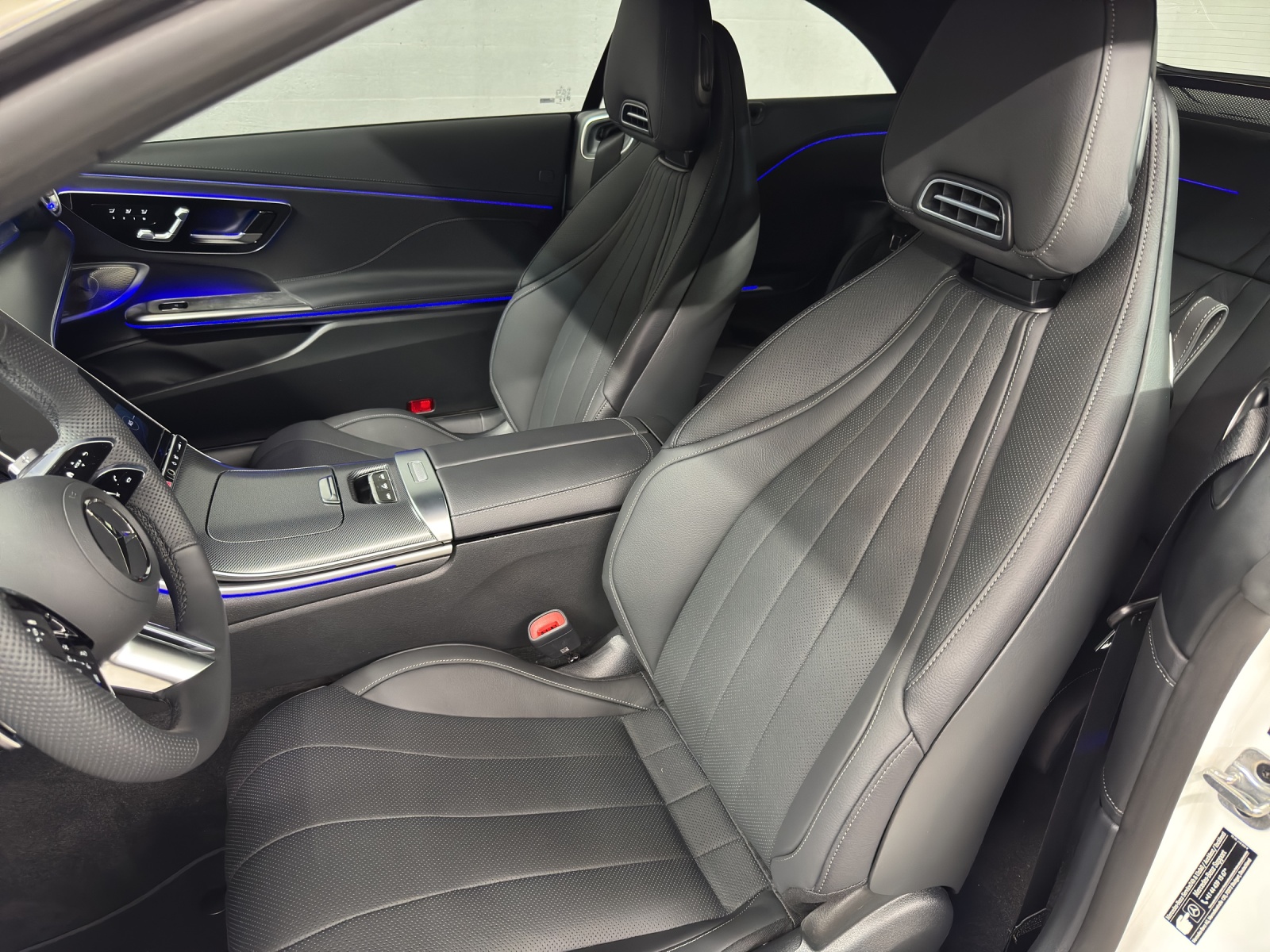 MERCEDES-BENZ CLE 200 AMG Line 4Matic Cabriolet-image-13