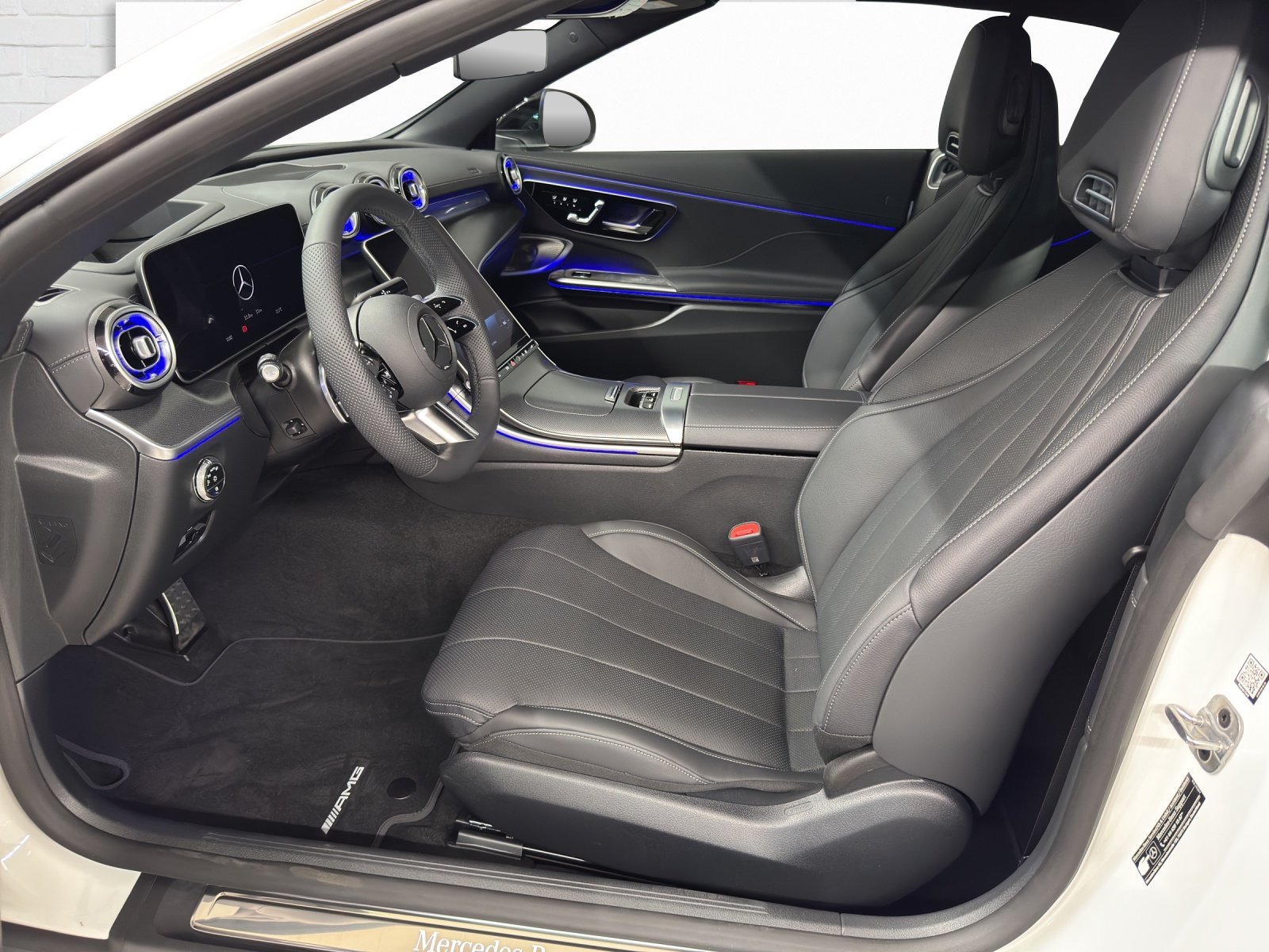 MERCEDES-BENZ CLE 200 AMG Line 4Matic Cabriolet-image-6