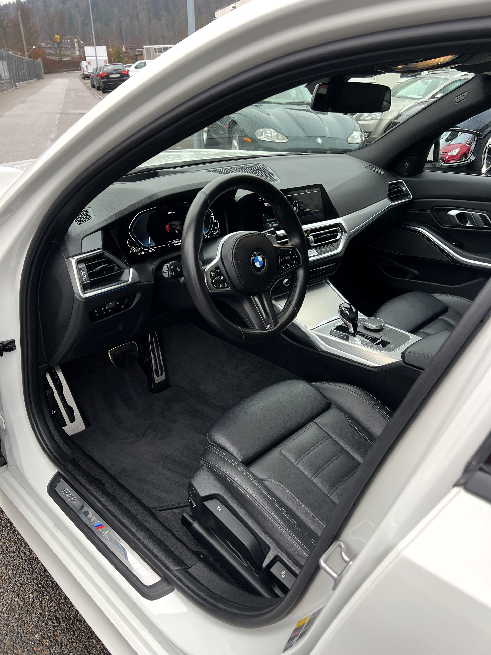 BMW 320e xDrive Touring M Sport Steptronic-image-16