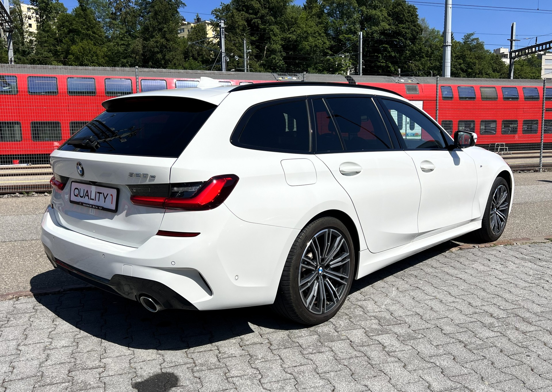 BMW 320e xDrive Touring M Sport Steptronic-image-4