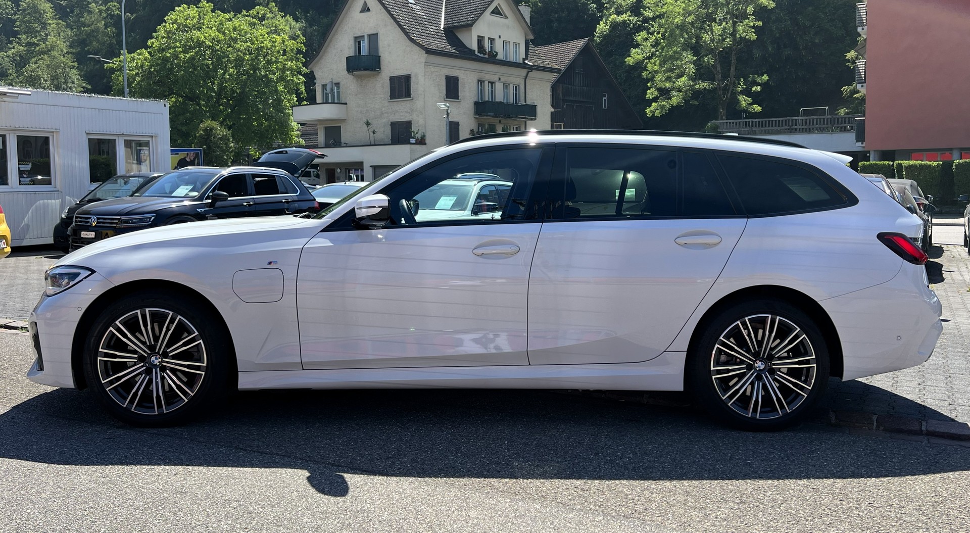 BMW 320e xDrive Touring M Sport Steptronic-image-1