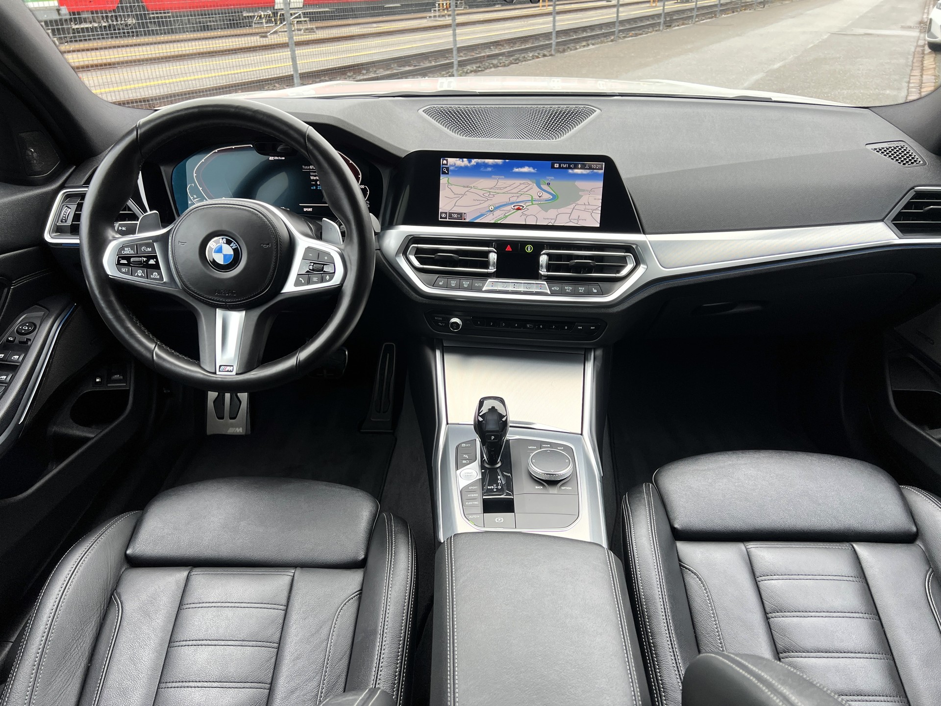 BMW 320e xDrive Touring M Sport Steptronic-image-24