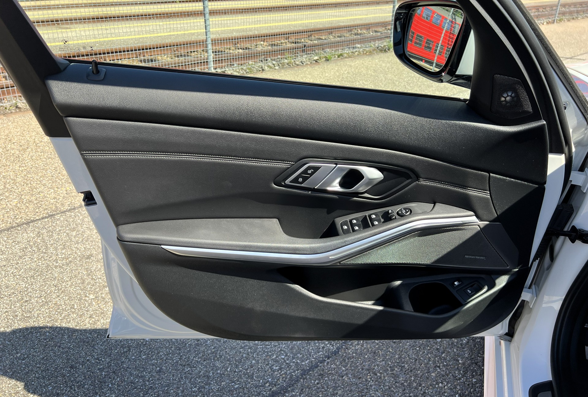 BMW 320e xDrive Touring M Sport Steptronic-image-18