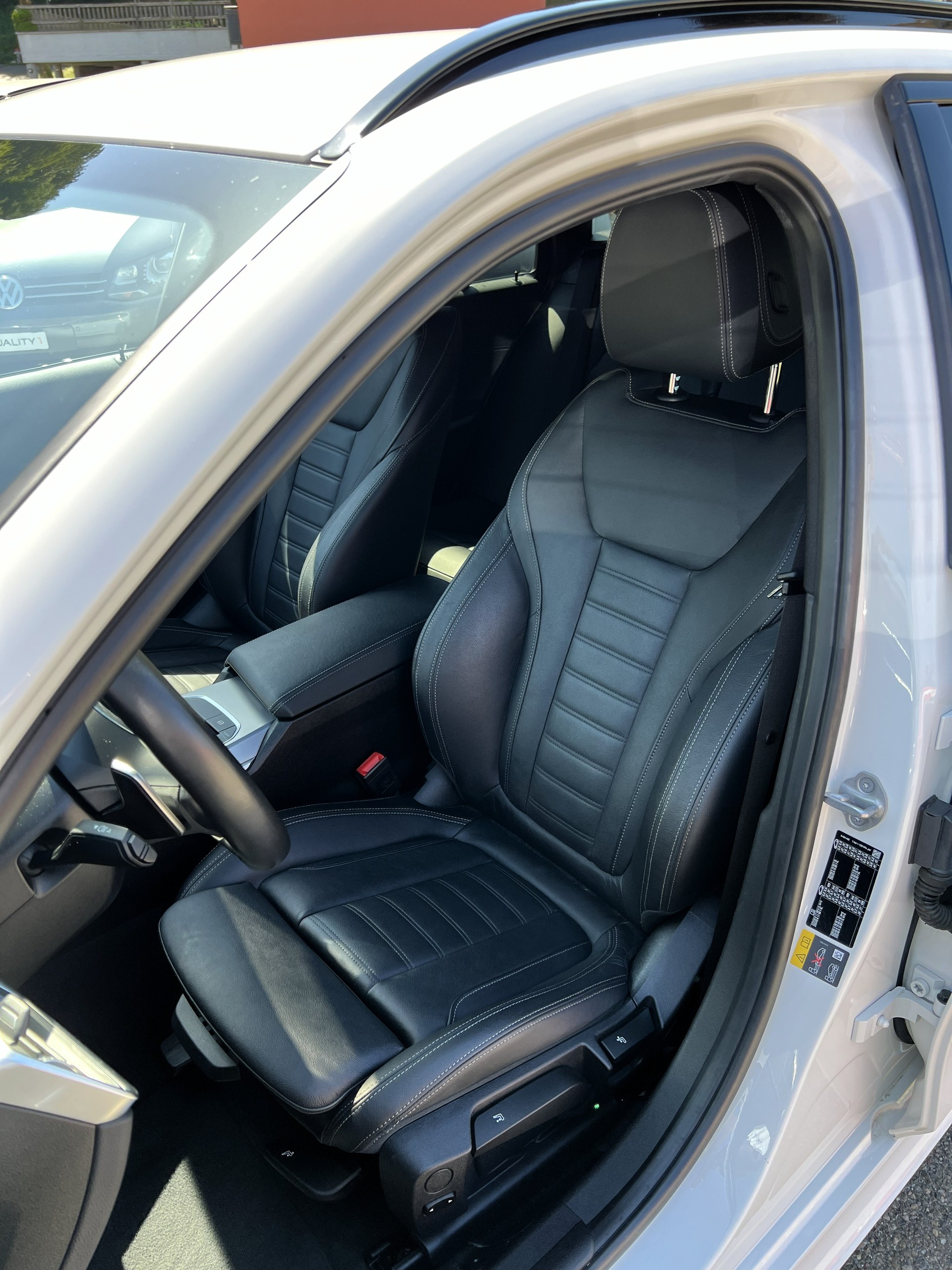 BMW 320e xDrive Touring M Sport Steptronic-image-16