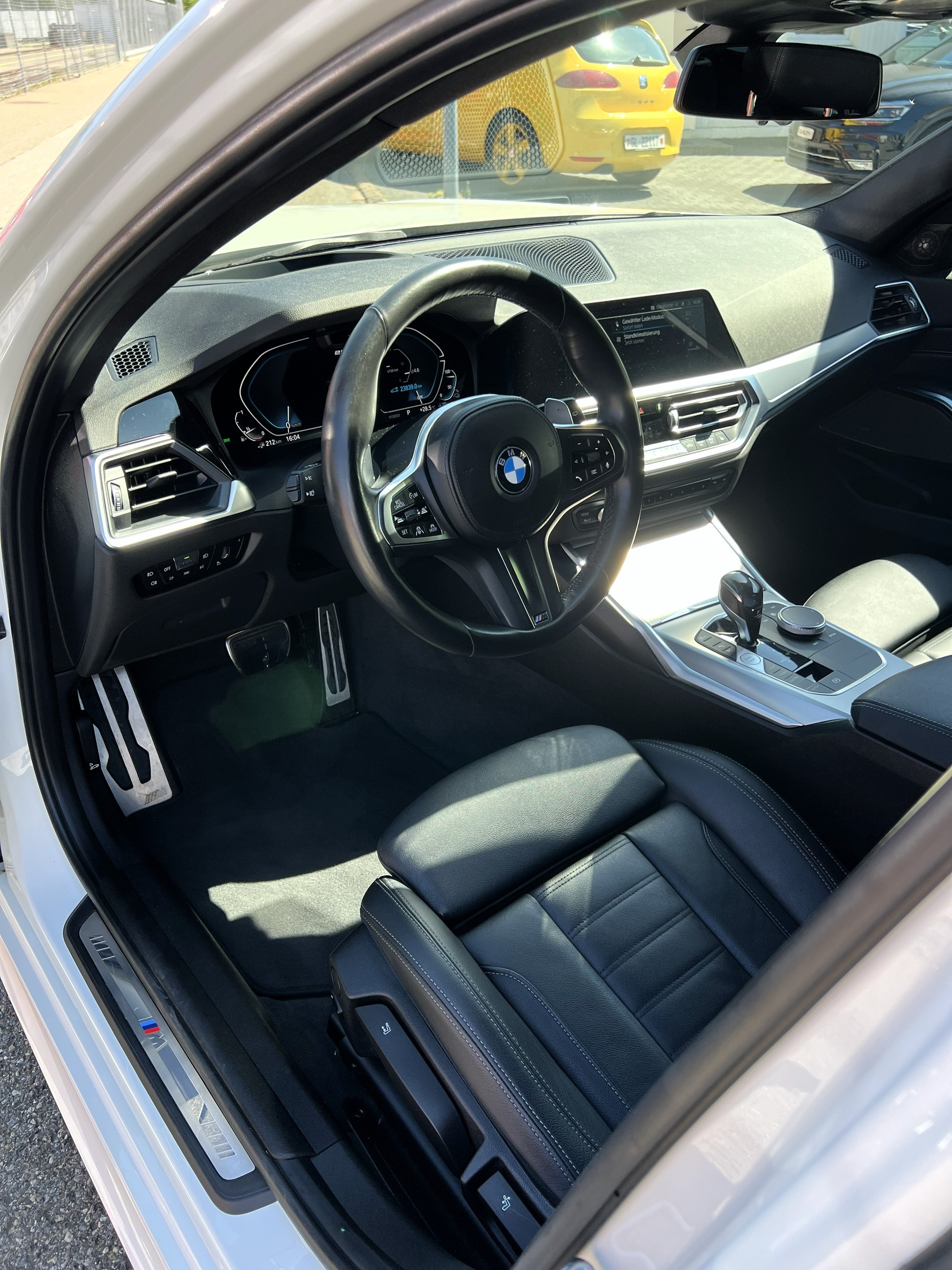 BMW 320e xDrive Touring M Sport Steptronic-image-17