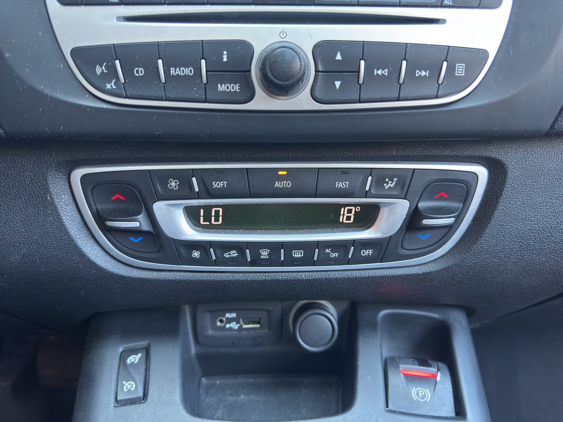 RENAULT Scénic 2.0 dCi Privilège-image-13