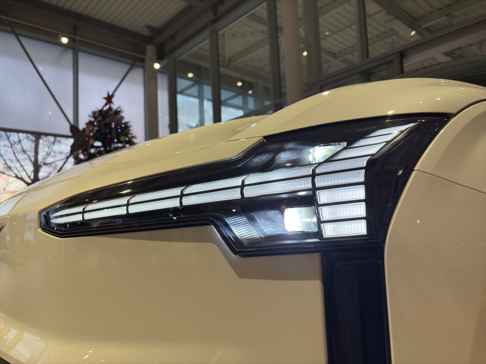 VOLVO EX30 E60 69kWh Twin Ultra-image-23