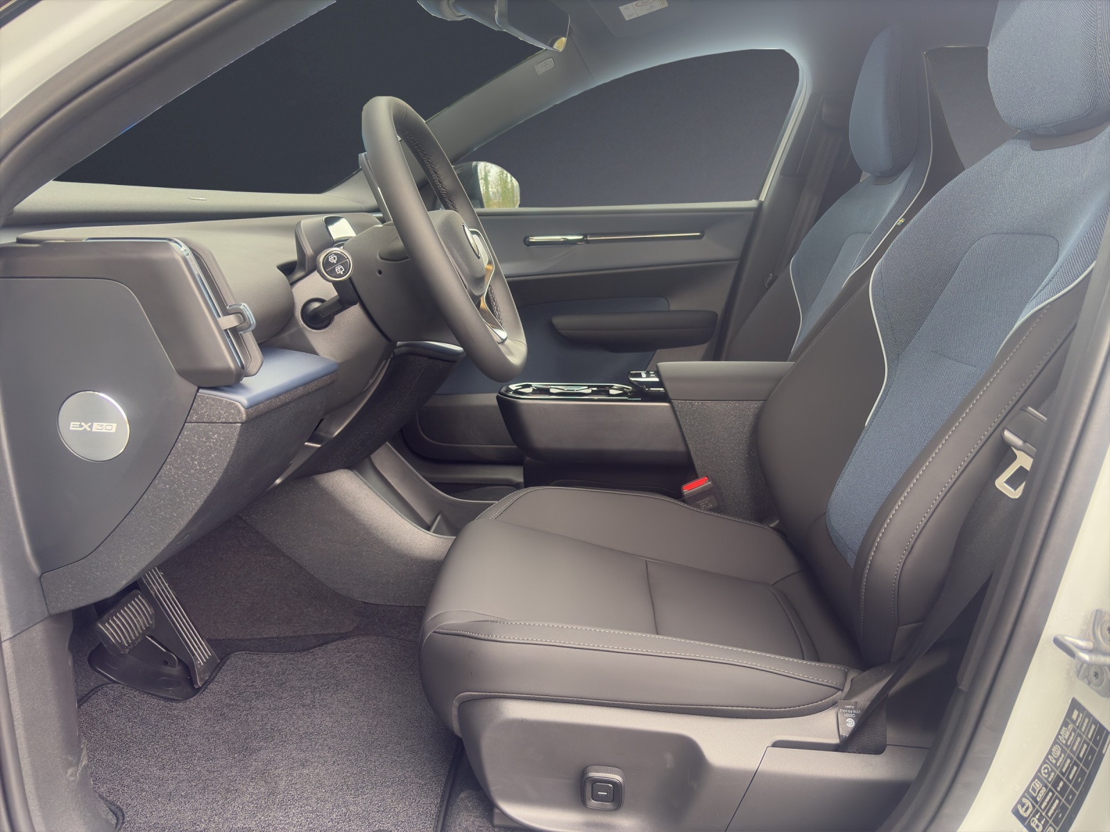 VOLVO EX30 E60 69kWh Twin Ultra-image-5