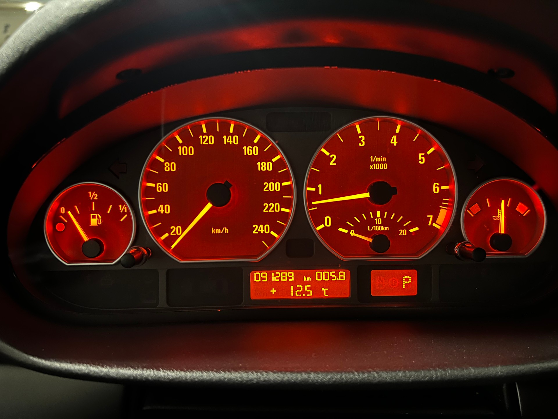BMW 318i Touring-image-12