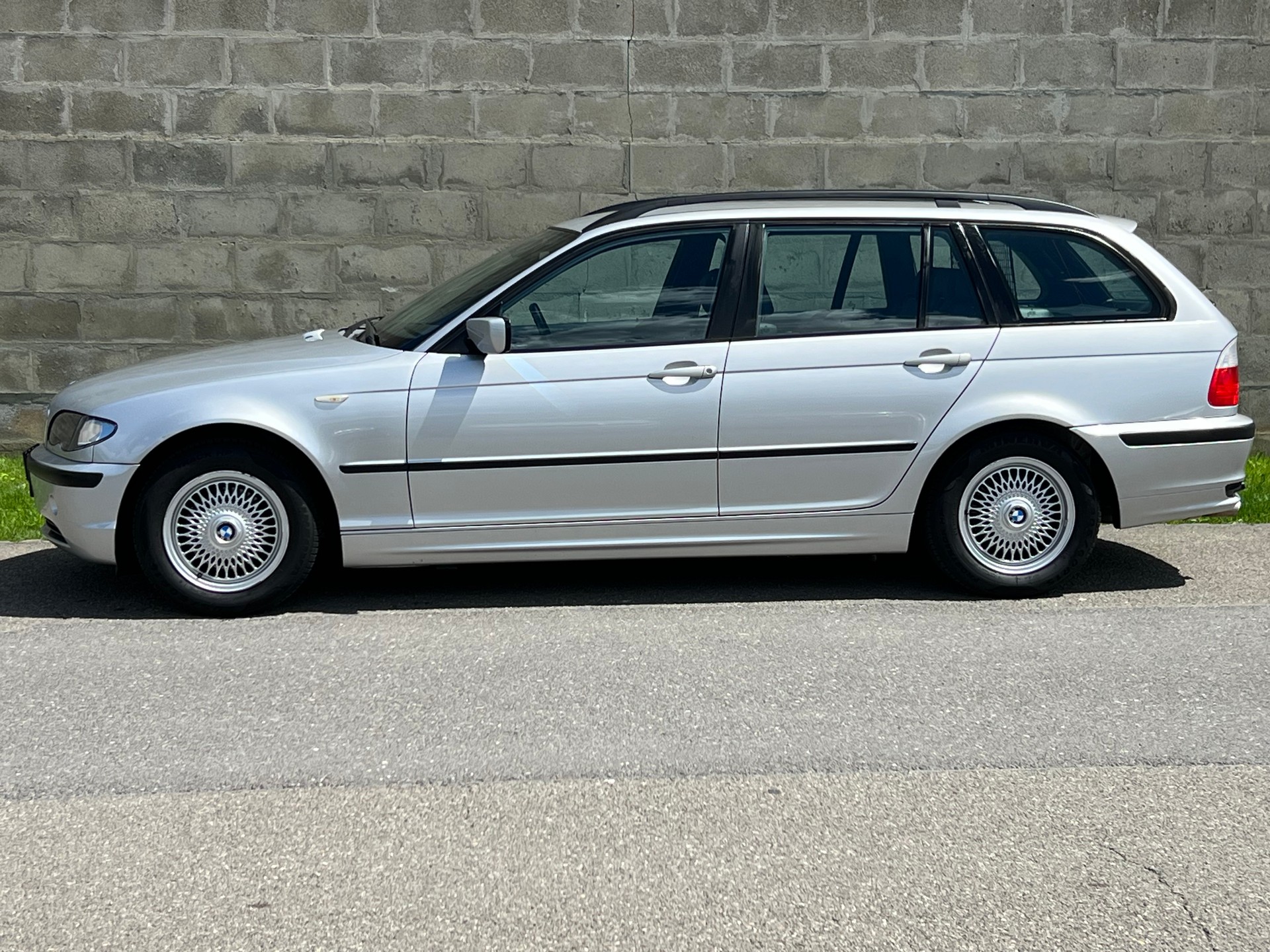 BMW 318i Touring-image-1