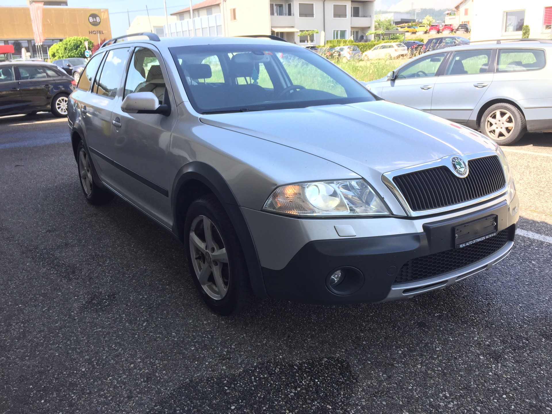 SKODA Octavia Scout 2.0 TDI 4x4-image-1