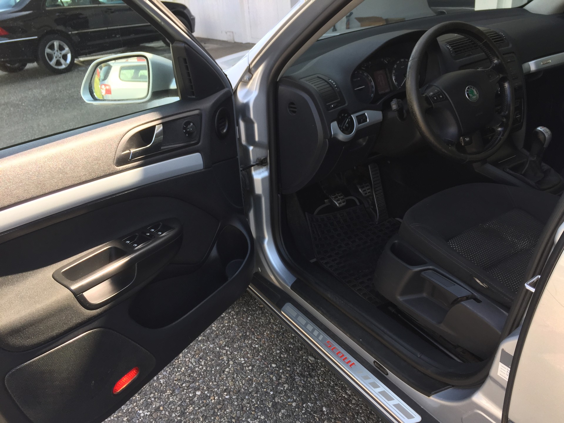 SKODA Octavia Scout 2.0 TDI 4x4-image-12