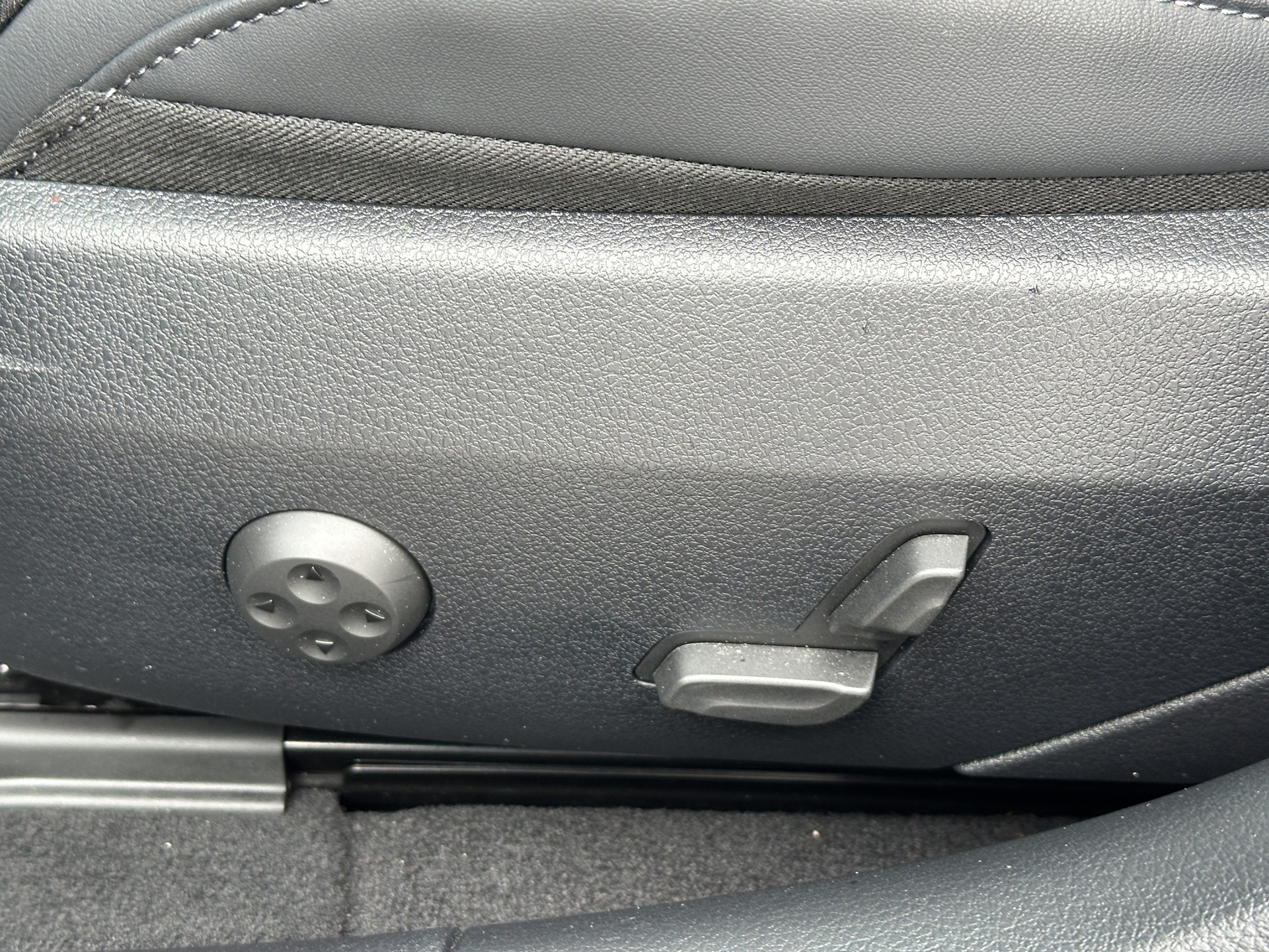 MERCEDES-BENZ C 220 d AMG Line-image-9